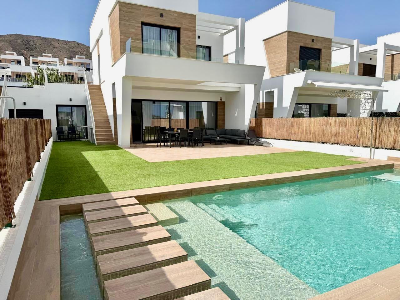 SE ALQUILA CHALET MODERNO EN FINESTRAT - foto 3