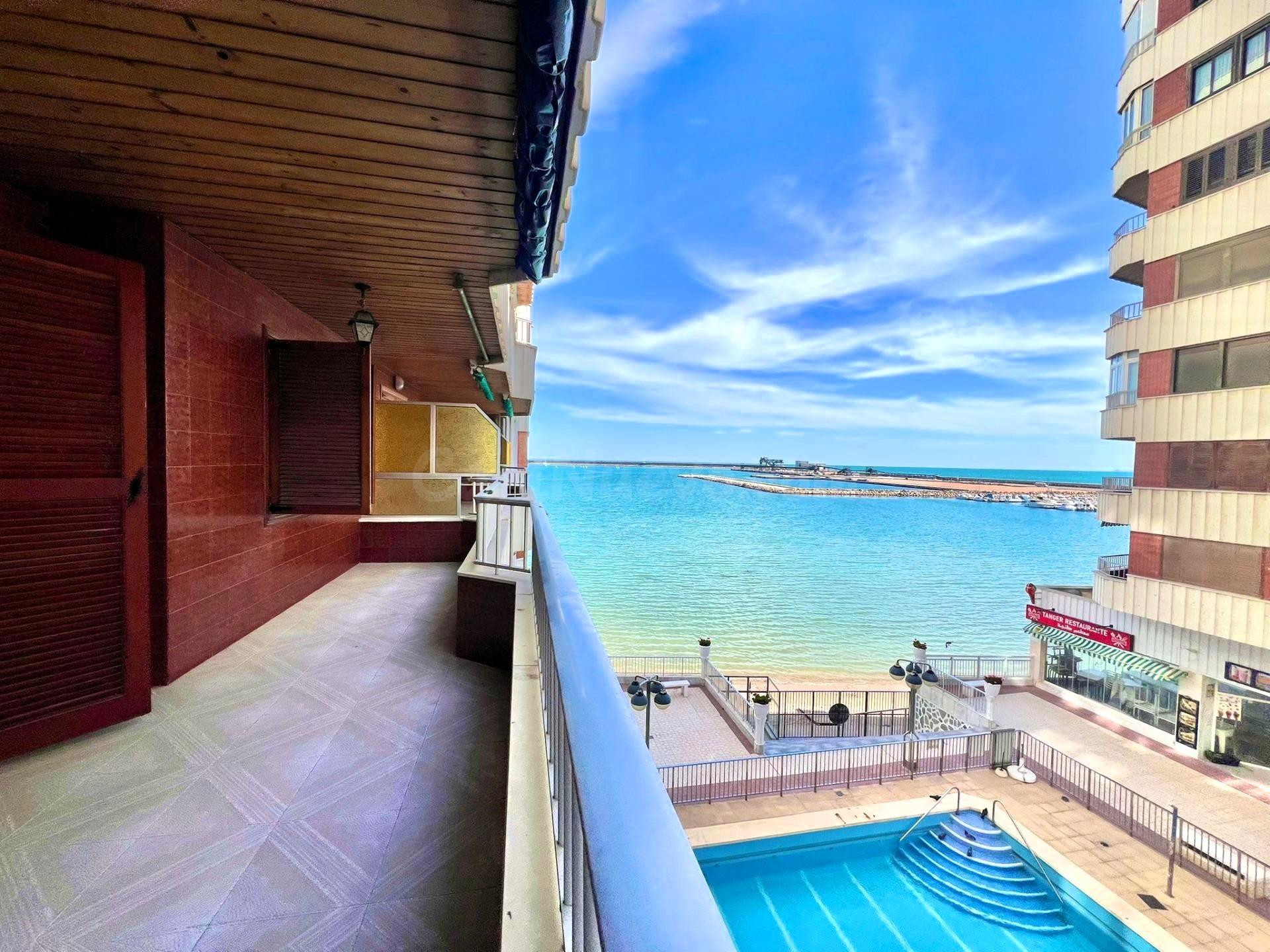 Amplio apartamento (aprox. 90 m2 - 2.ª planta) en primera línea de Playa del Acequión. Gran balcón con vistas al mar (suroeste), piscina comunitaria, cerca del centro, y directamente en la playa.