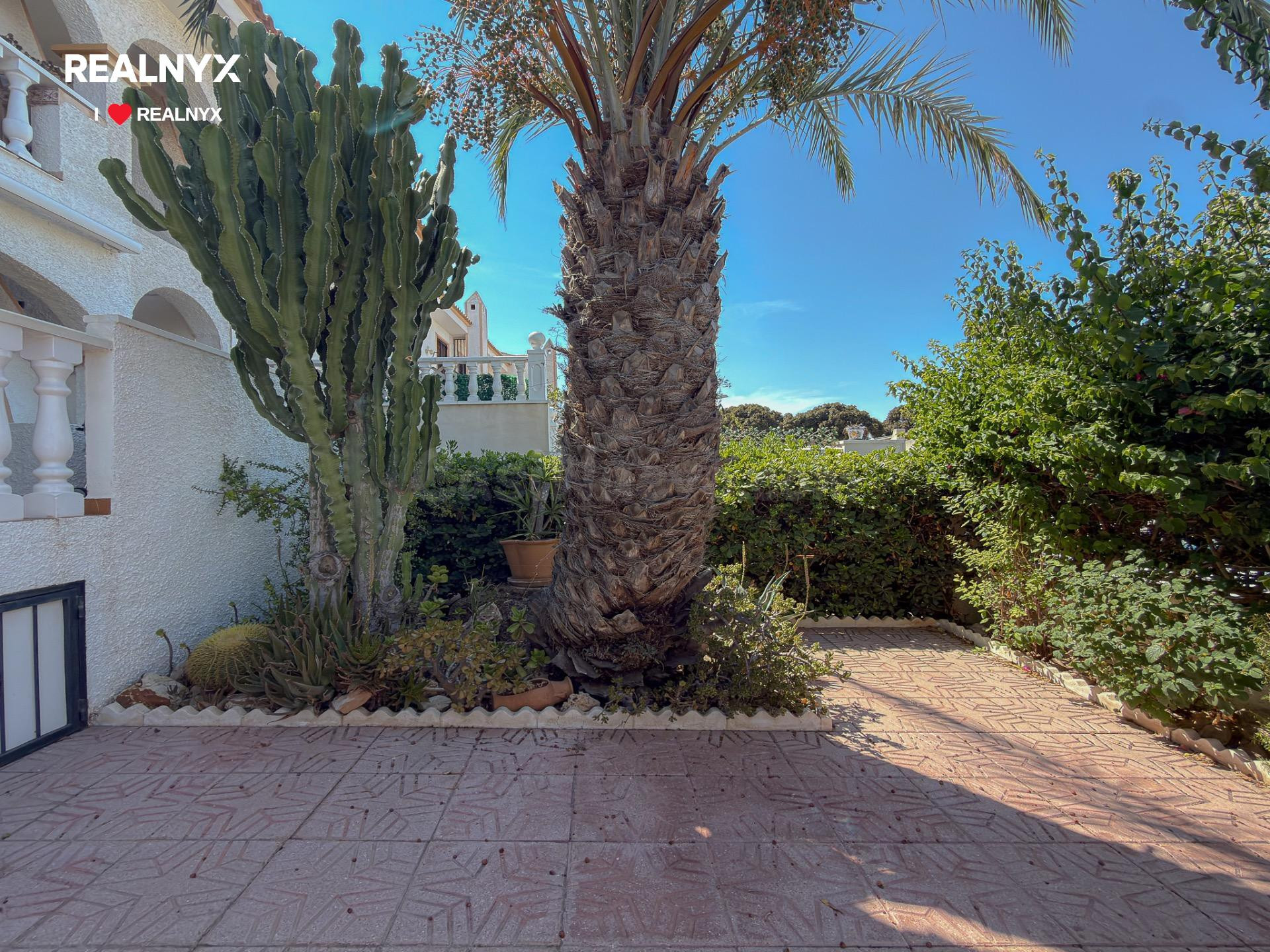 Novedad! Espectacular Bungalow con enorme terraza y ubicación privilegiada + Piscina comunitaria con zonas ajardinadas - foto 2