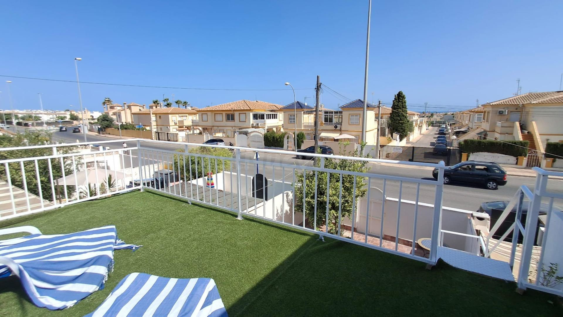 Una vivienda reformada con excelentes espacios exteriores, solárium privado y vistas al mar