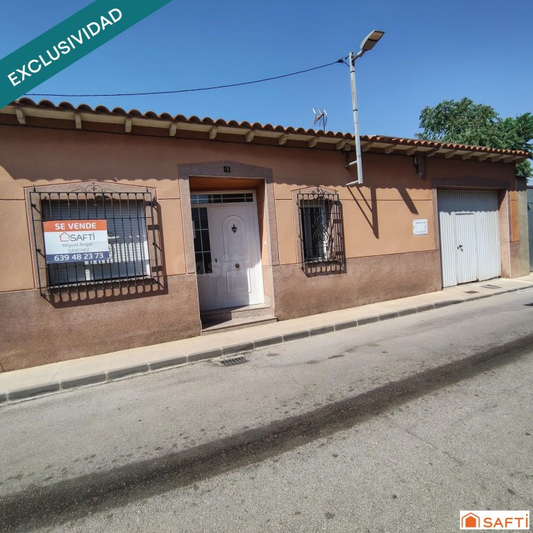 Si buscas una vivienda unifamiliar en pleno centro, con garaje, patio y amplitud, no dejes pasar esta oportunidad. Llámanos y solicita tu visita.