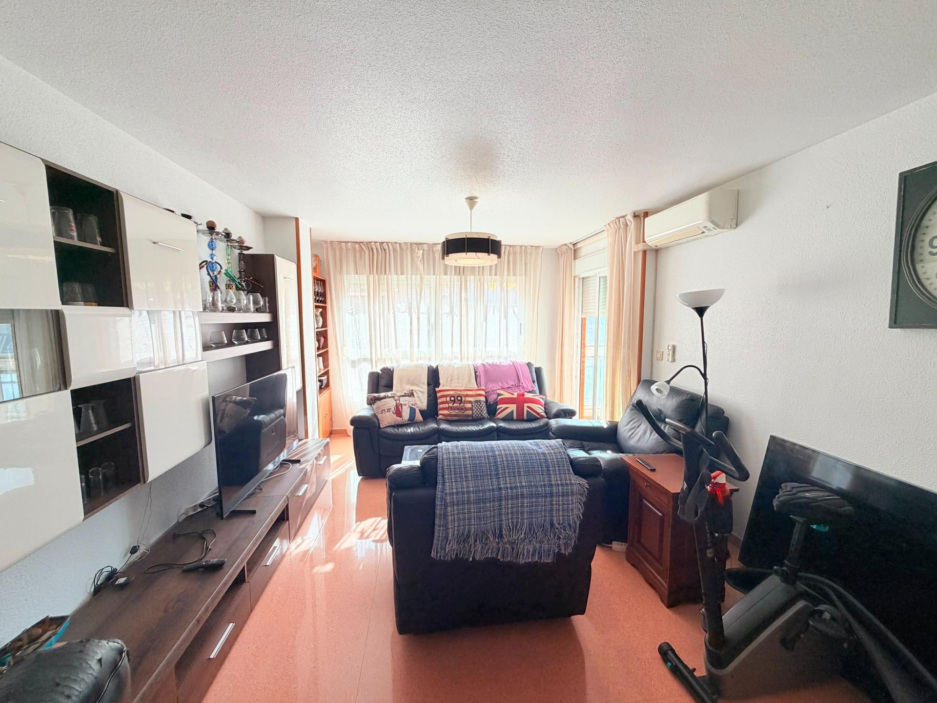 MAGNIFICA VIVIENDA EN EL BARRIO DE CAROLINAS BAJAS - foto 3