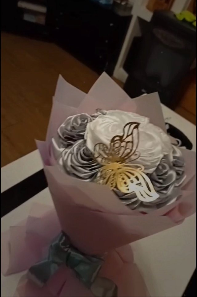 Ramo floral artificial artesanal con toque elegante