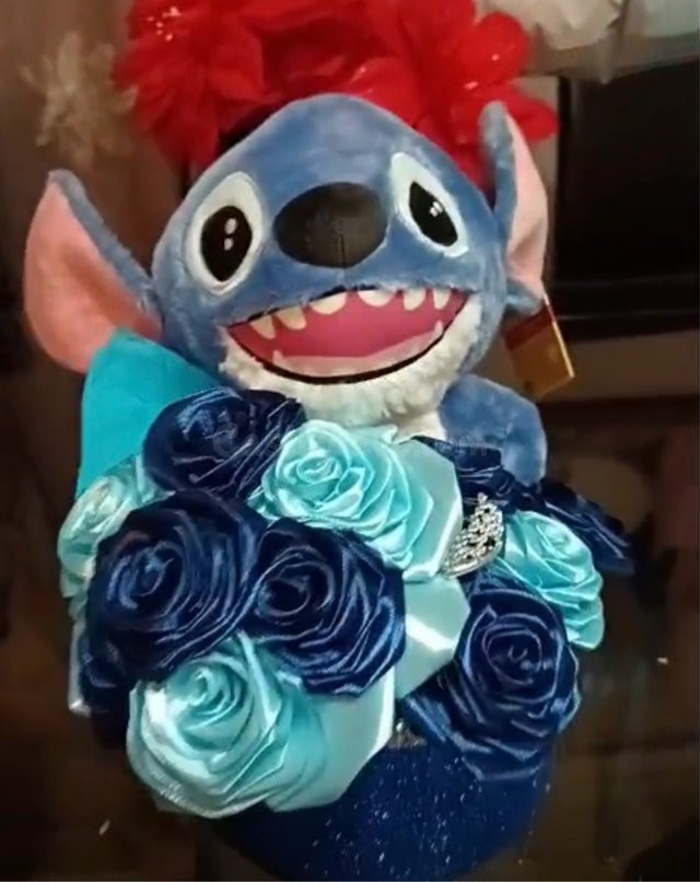 Ramo artesanal Stitch con flores de satén azul turquesa