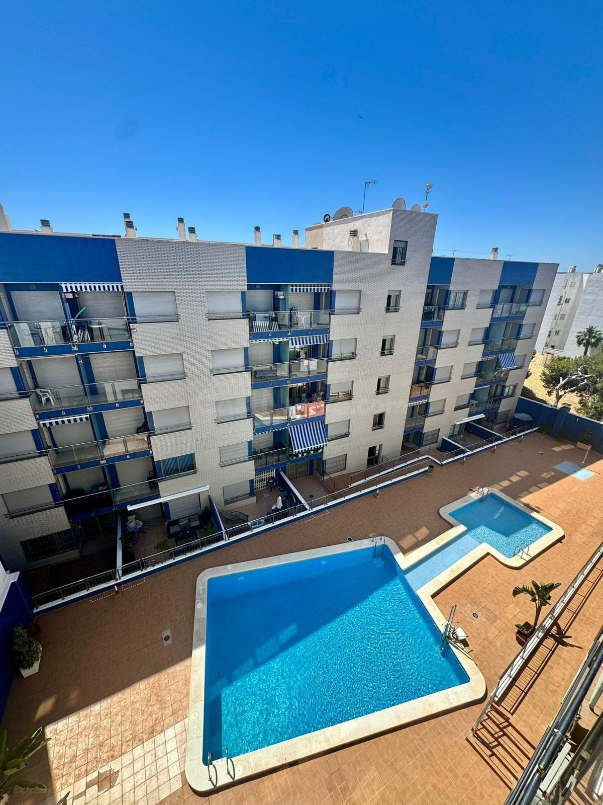 Apartamento de 2 habitaciones con piscina comunitaria — Playa de los Locos, Torrevieja