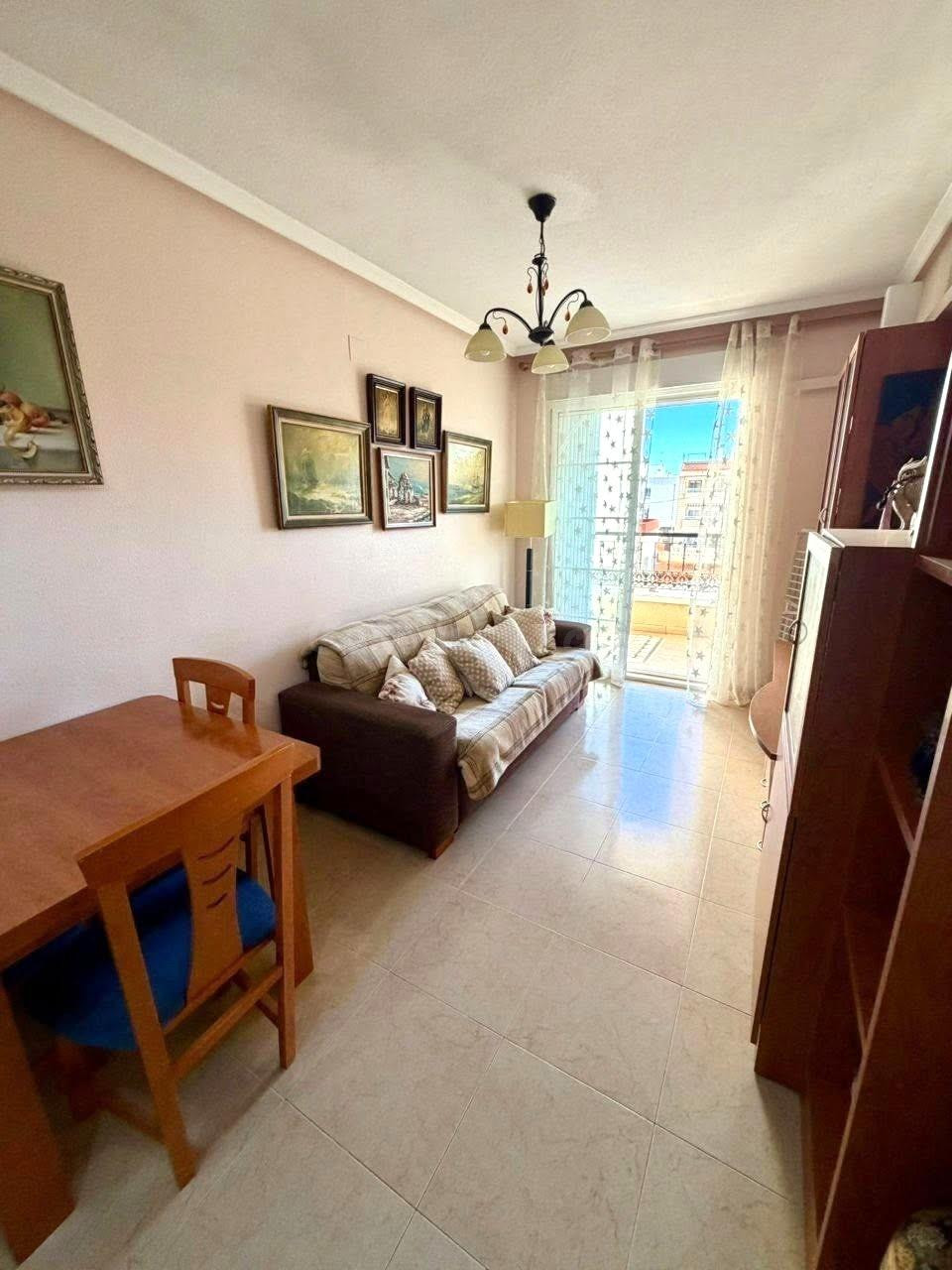 Piso de 2 dormitorios en el centro de Torrevieja - foto 2