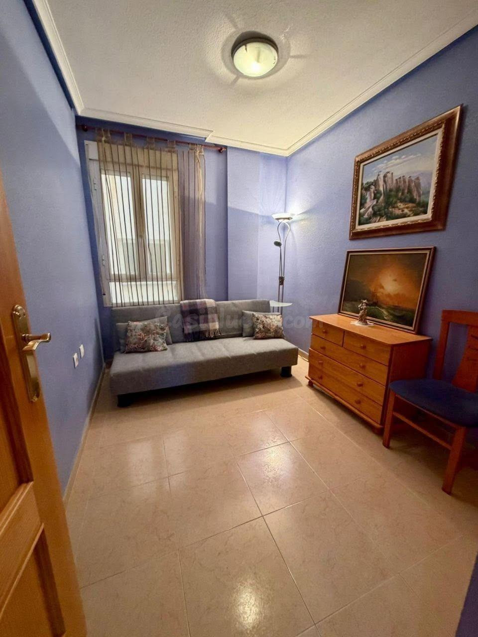 Piso de 2 dormitorios en el centro de Torrevieja - foto 4