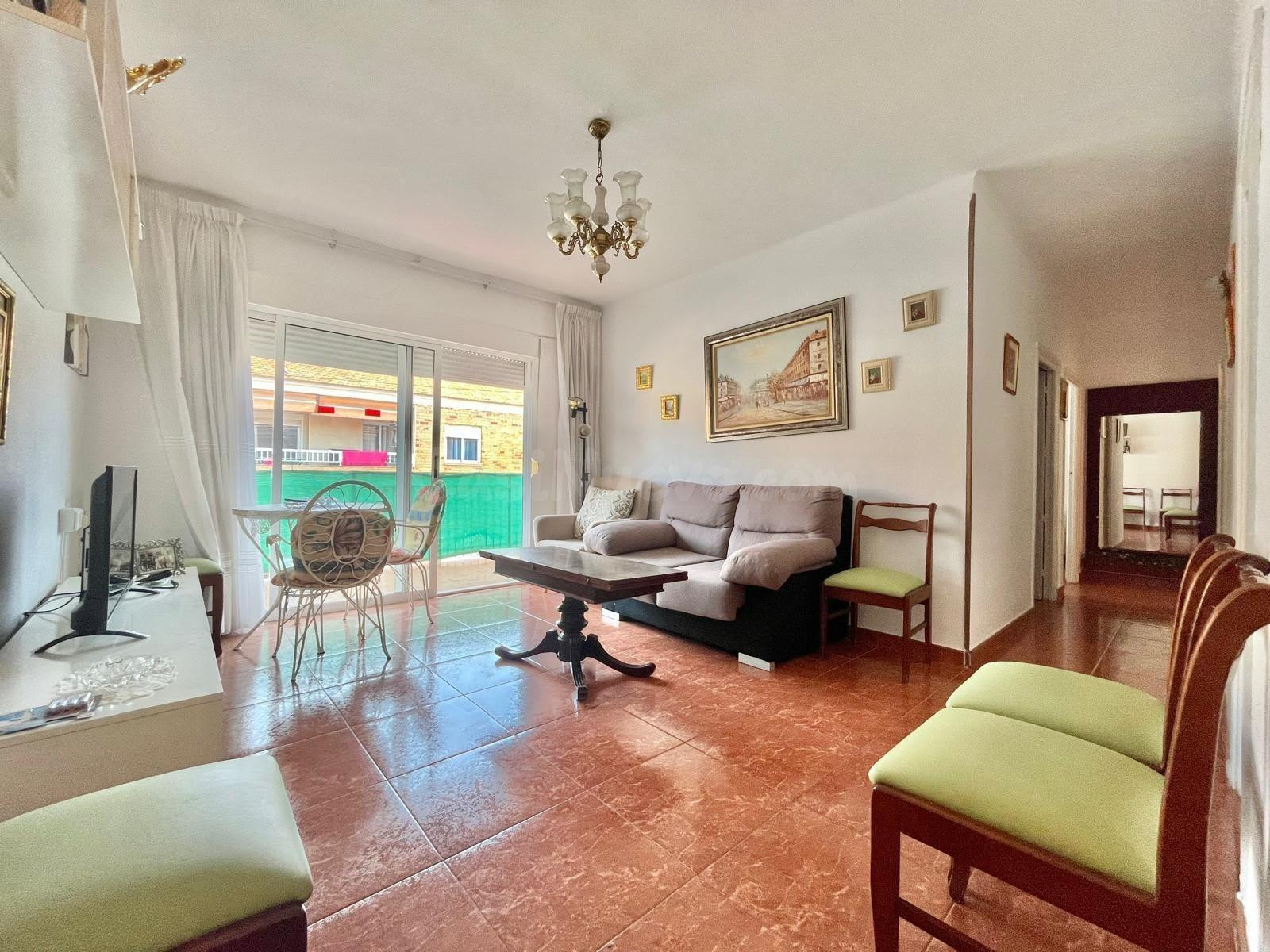 Apartamento con terraza, Alicante, Torrevieja. 3 habitaciones, 92 m2, 400 metros al mar
