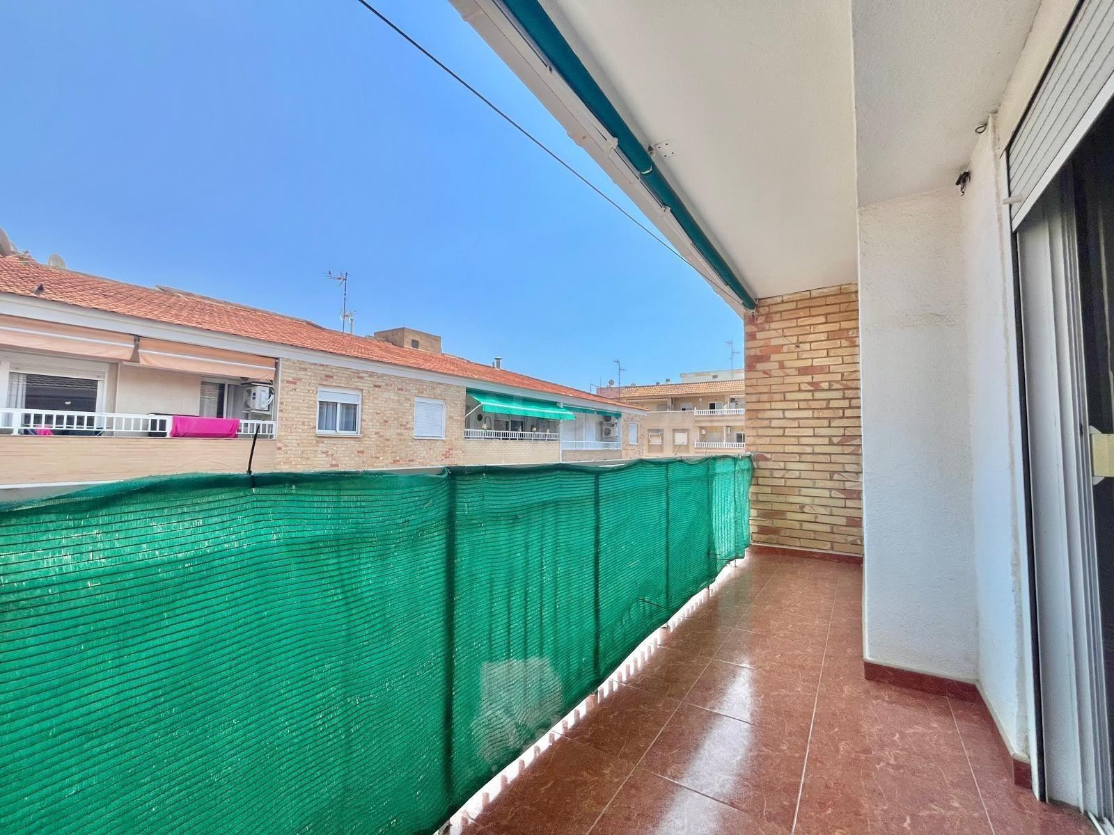 Apartamento con terraza, Alicante, Torrevieja. 3 habitacione - foto 2