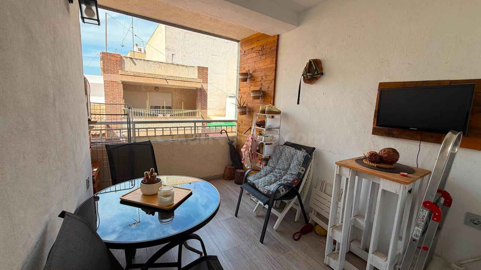 Apartamento reformado con terraza, Alicante, Torrevieja. 3 h - foto 4
