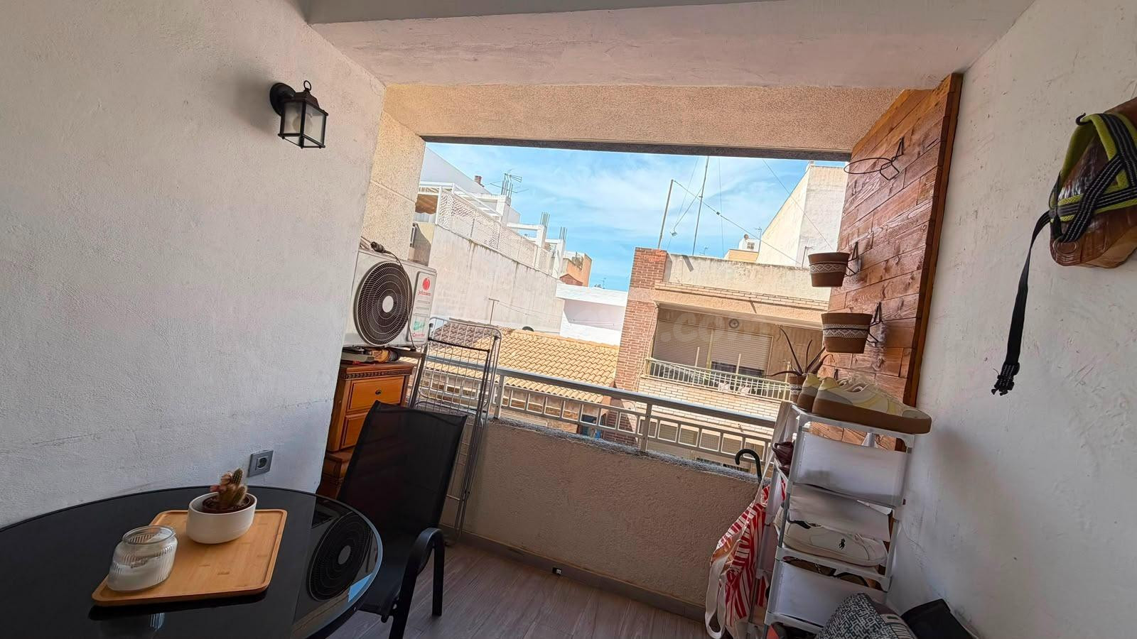 Apartamento reformado con terraza, Alicante, Torrevieja. 3 h - foto 5