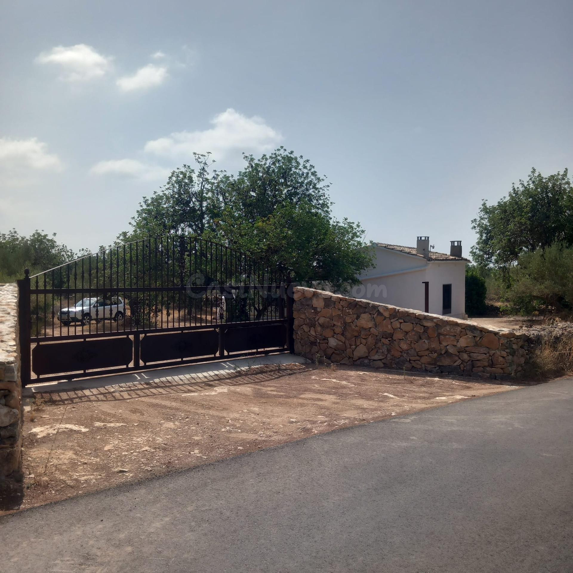 Finca rústica con casa de campo reformada, olivos, algarrobos y caravana, cerca de Tortosa