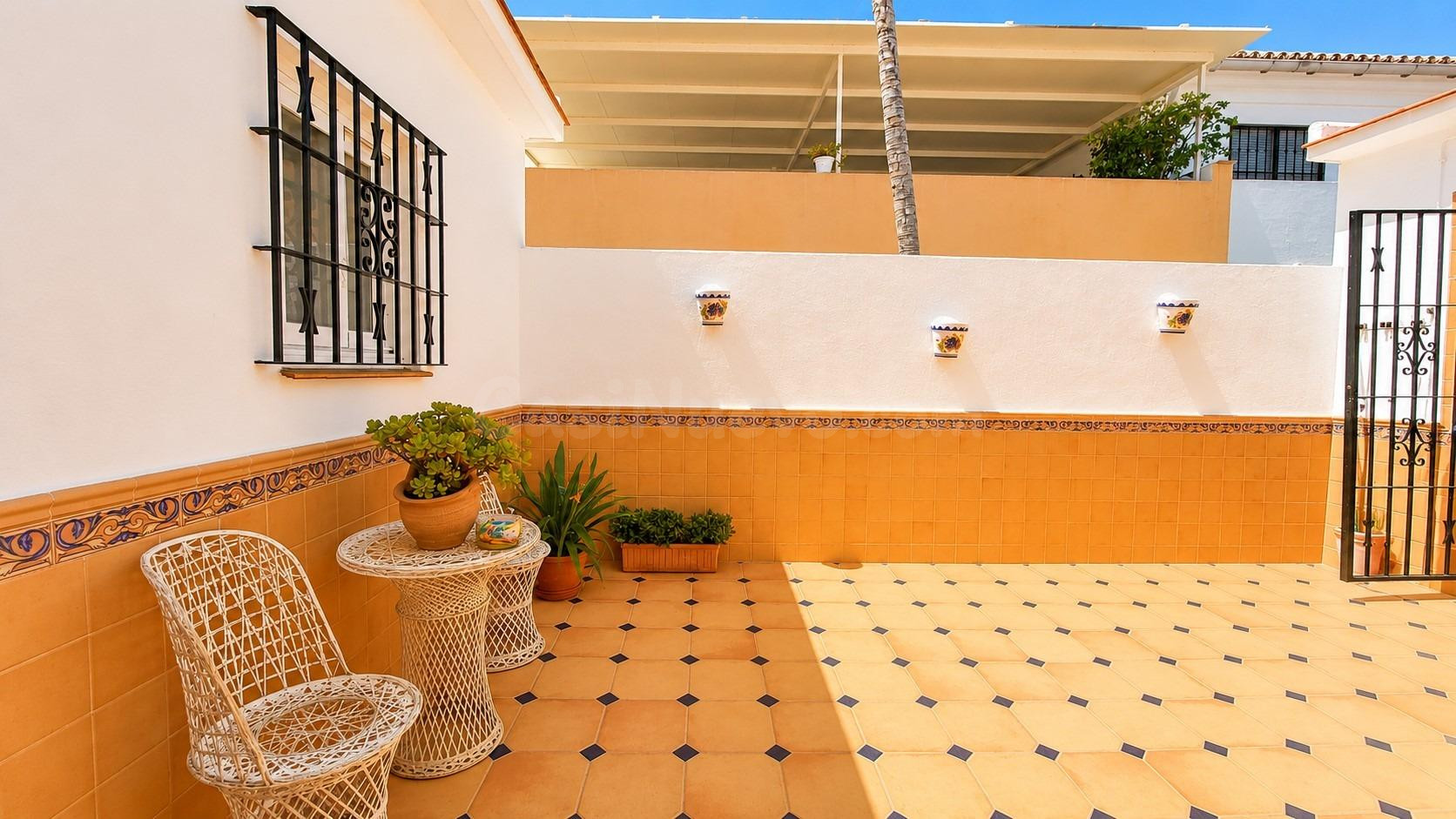 Casa adosada en San Pedro, céntrico, 4 dormitorios, 4 baños,