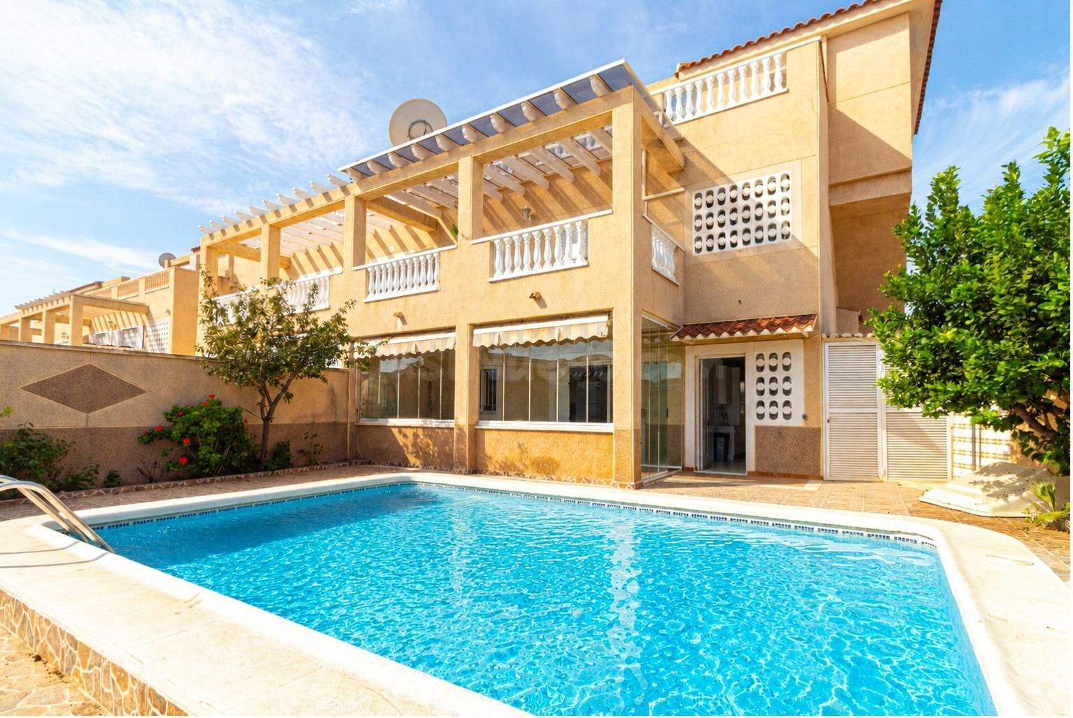 Bungalow de 3 dormitorios 2 baños con piscina privada y jardín en Zeniamar · Orihuela Costa