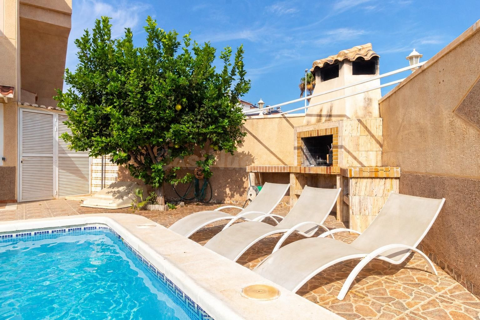 Bungalow de 3 dormitorios 2 baños con piscina privada y jard - foto 2