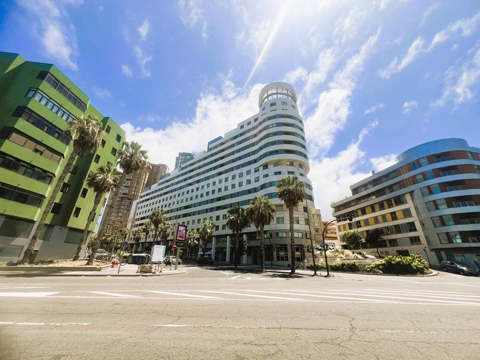 Dúplex con vistas al mar en el emblemático Edificio Urbis. Garaje + trastero incluido en el precio — Avenida Mesa y López