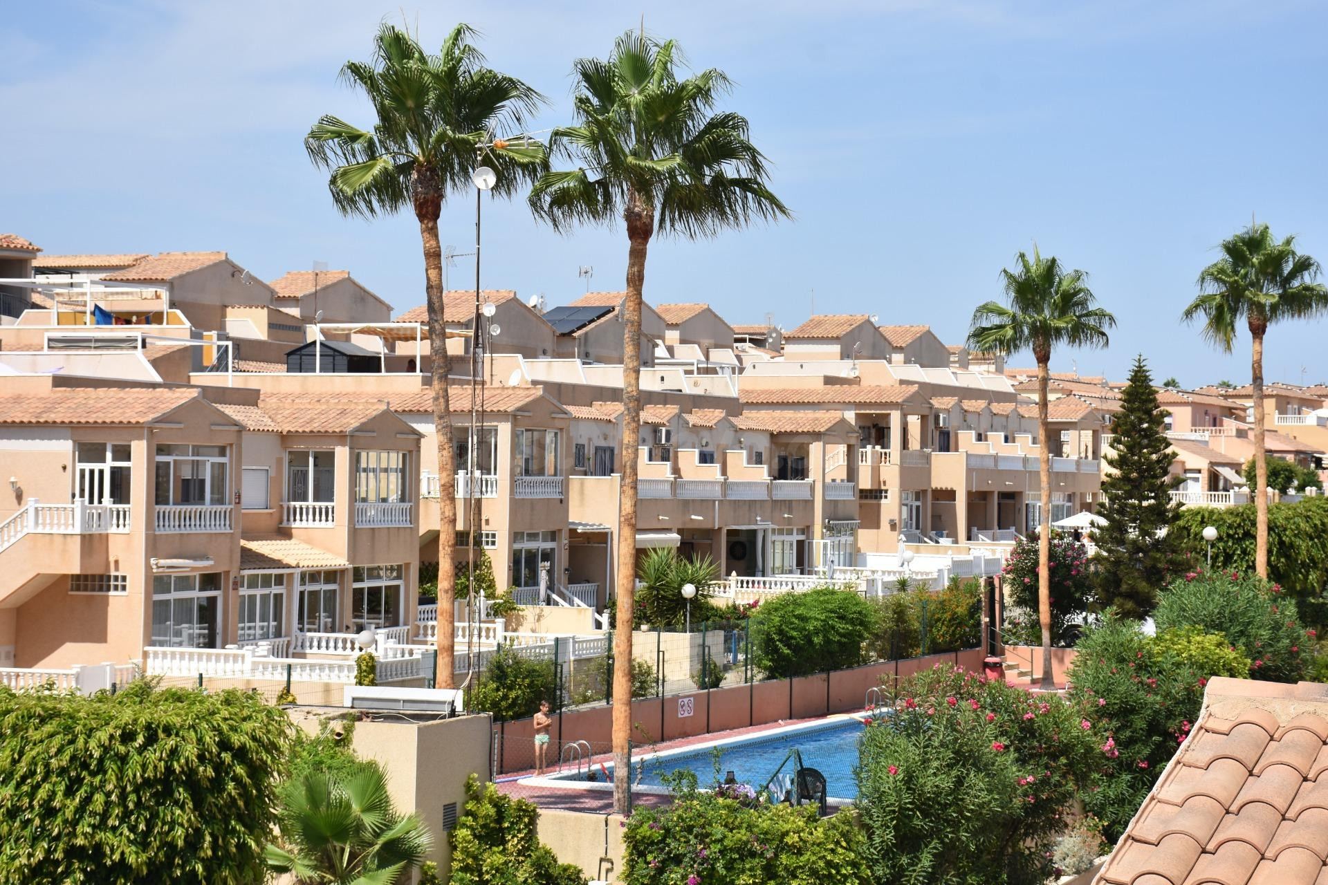se vende duplex con 2 dormiotrios 2 baños en comunidad con piscina y aparcamientos en Los Altos de Punta Prima en Orihuela Costa