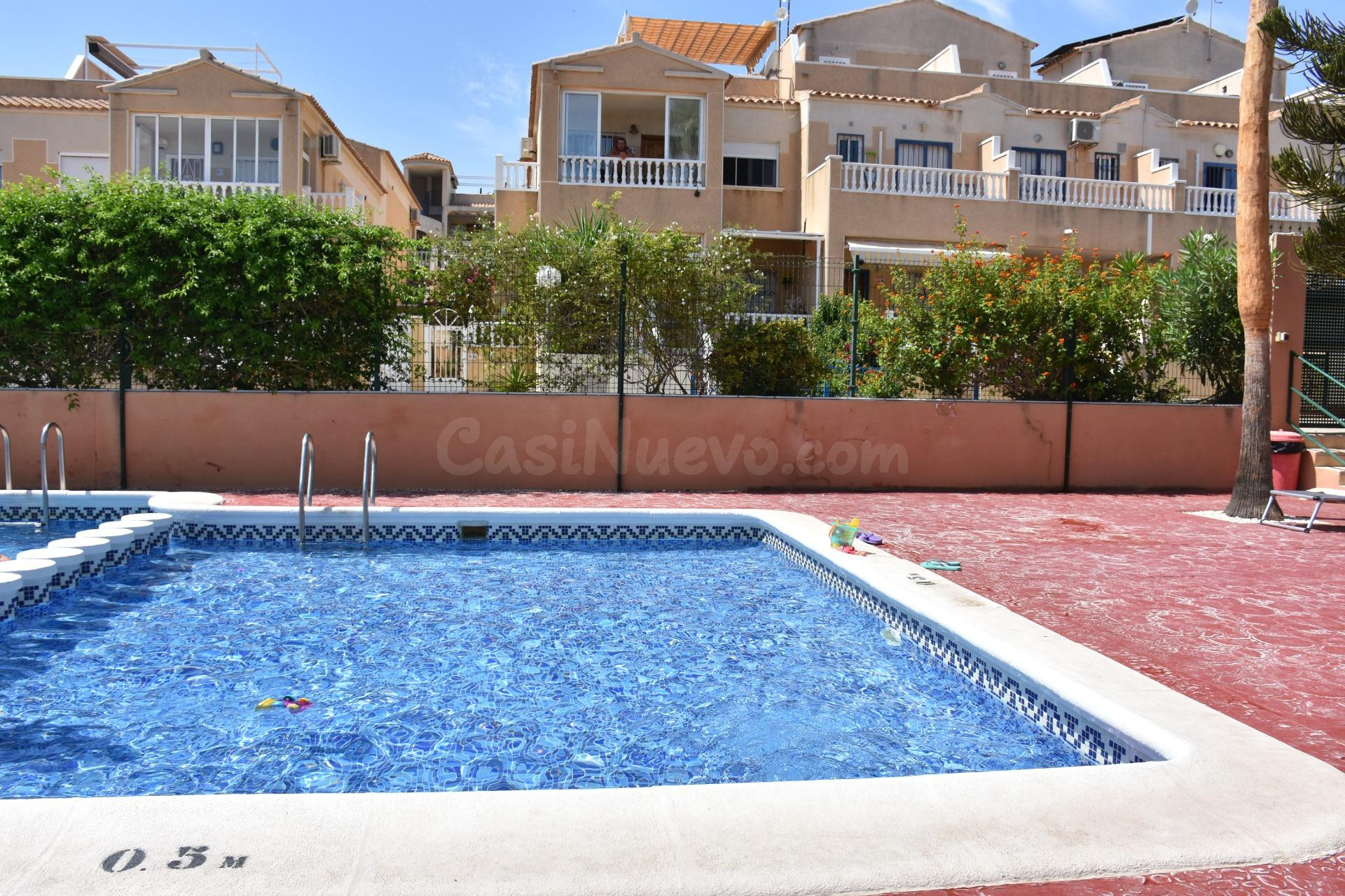 se vende duplex con 2 dormiotrios 2 baños en comunidad con piscina y aparcamientos en Los Altos de Punta Prima en Orihuela Costa - foto 2