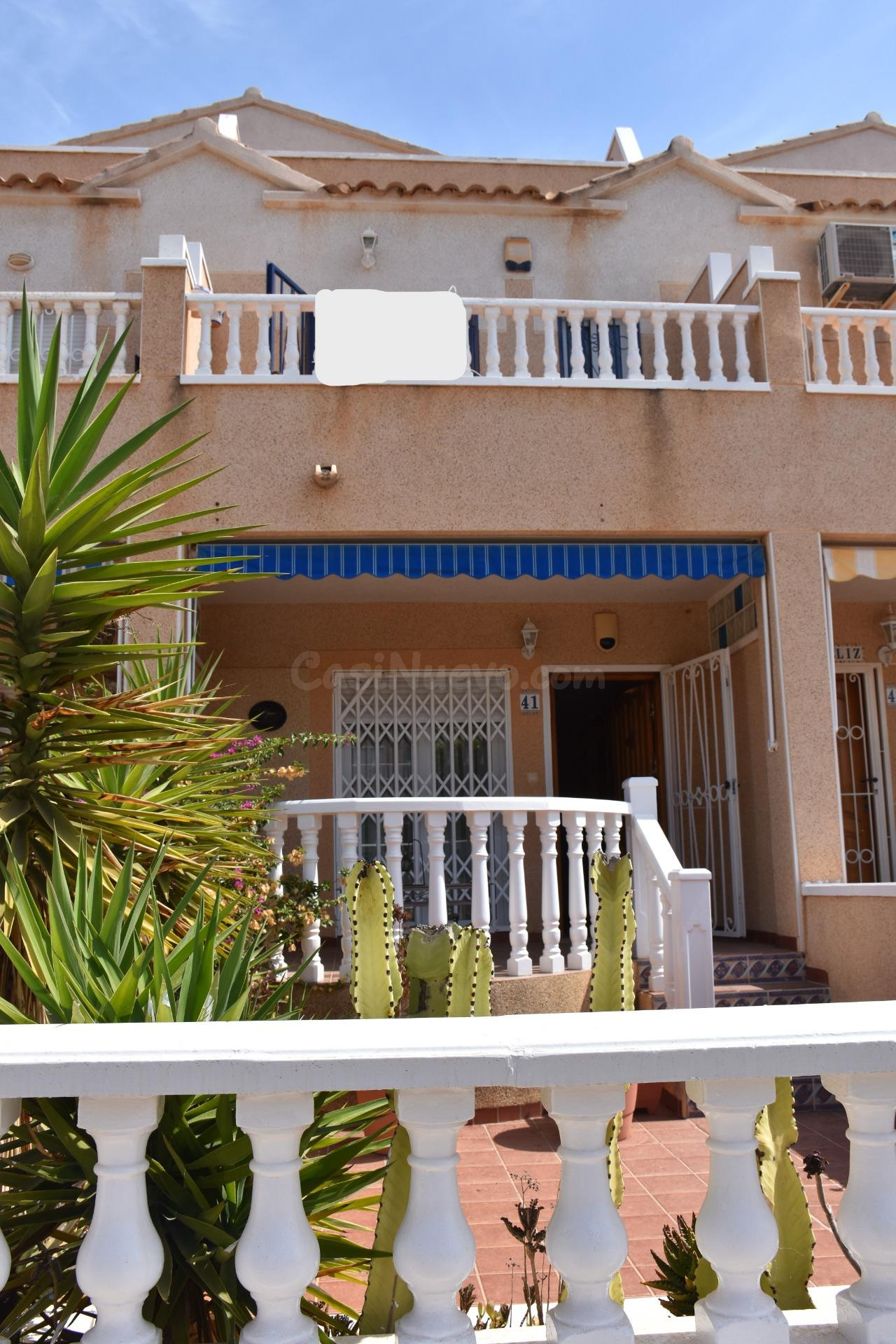 se vende duplex con 2 dormiotrios 2 baños en comunidad con piscina y aparcamientos en Los Altos de Punta Prima en Orihuela Costa - foto 3
