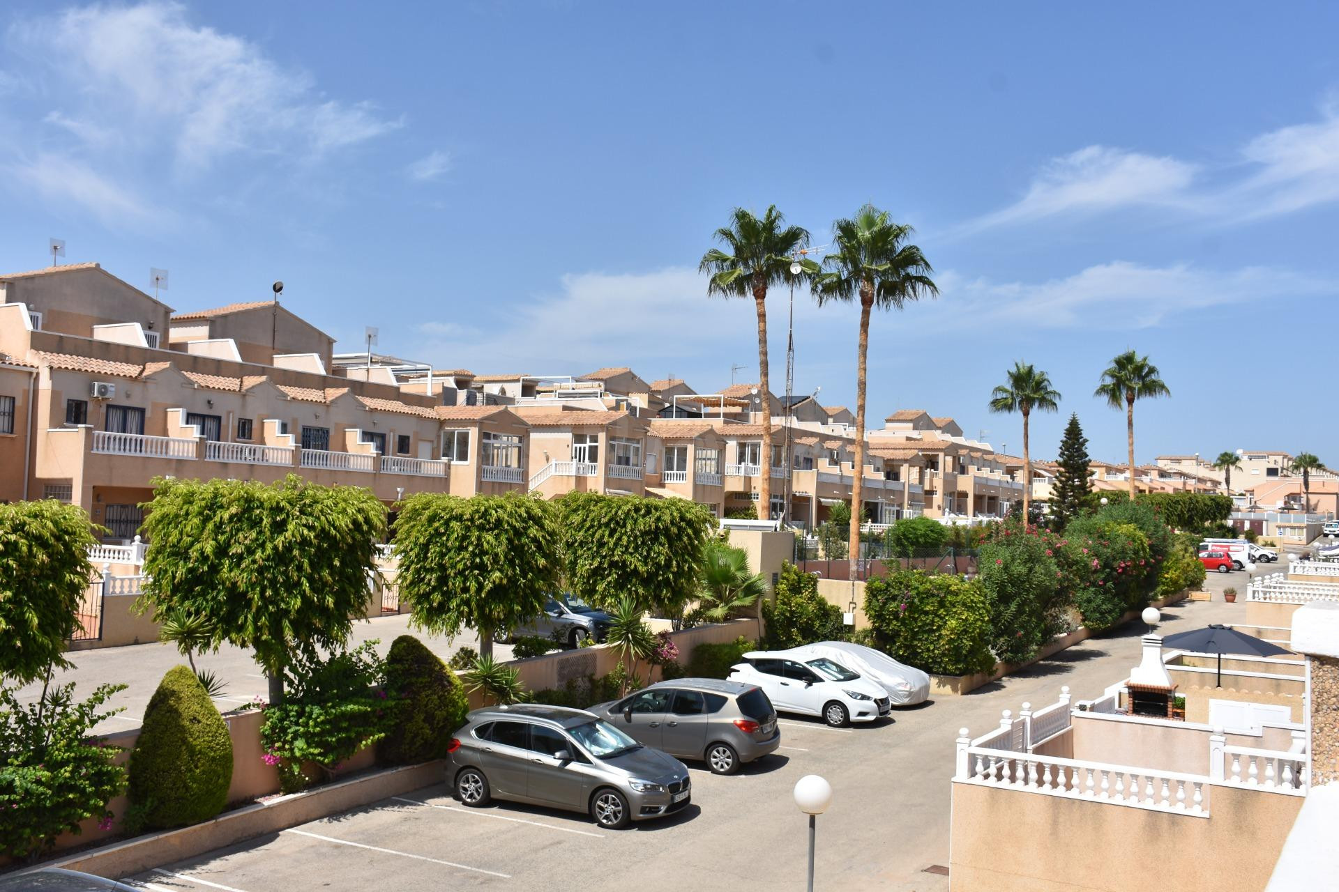 se vende duplex con 2 dormiotrios 2 baños en comunidad con piscina y aparcamientos en Los Altos de Punta Prima en Orihuela Costa - foto 4