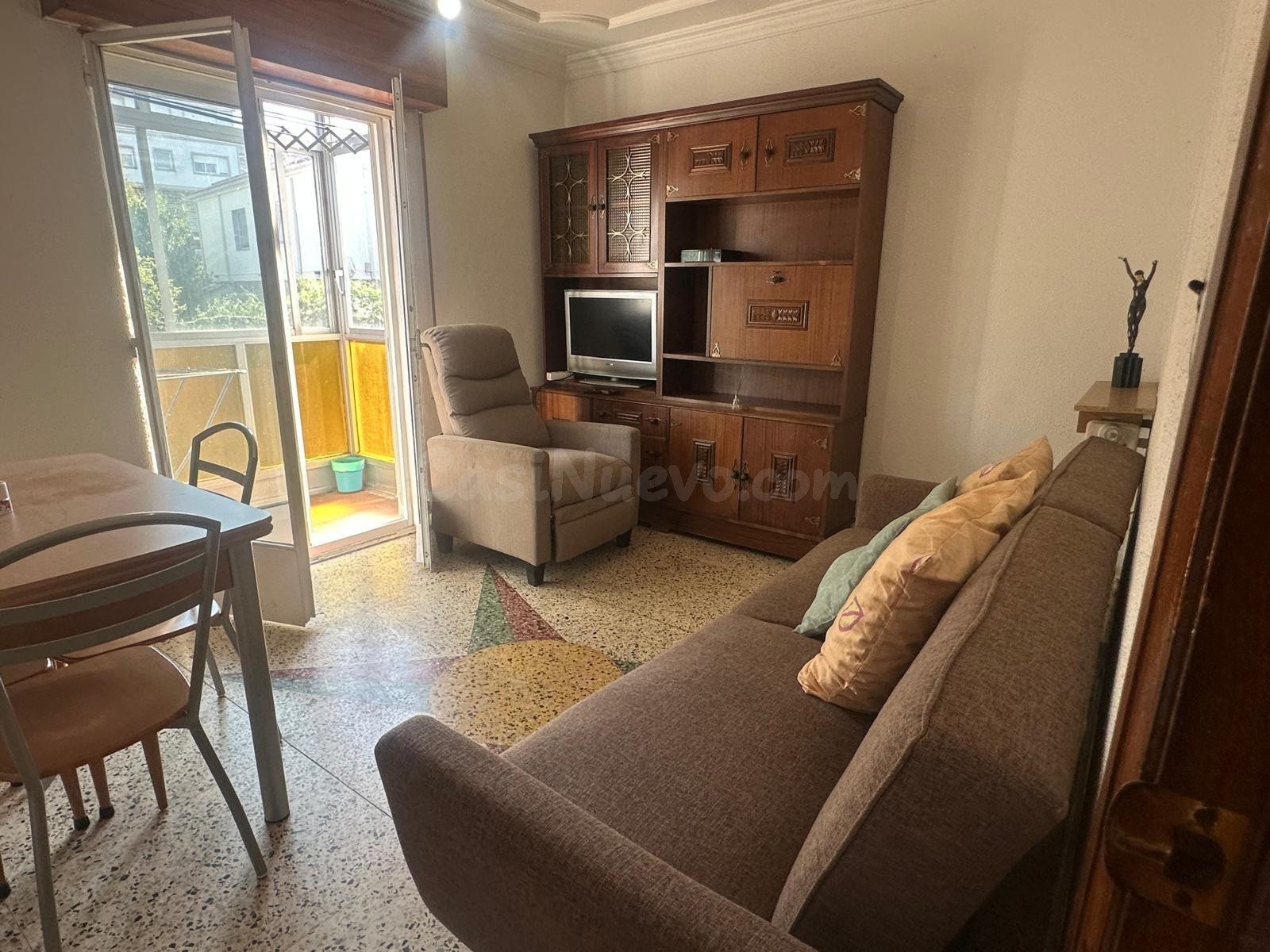Se vende piso con local de 28 m2 en Barrocanes