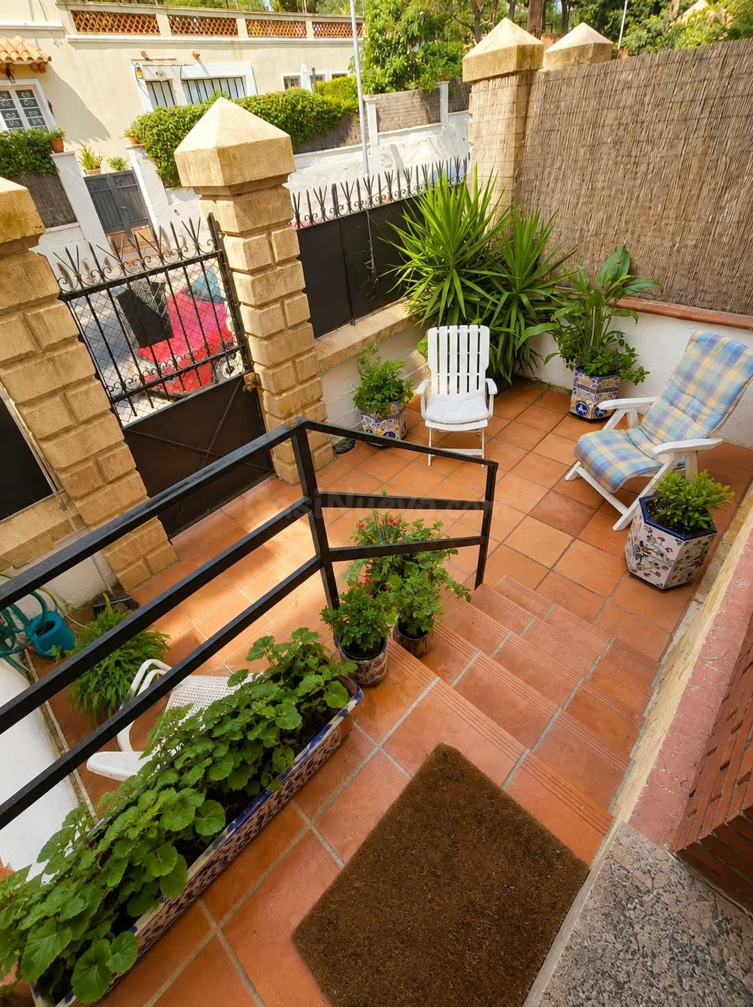 Acogedora casa con patio y terraza - foto 2