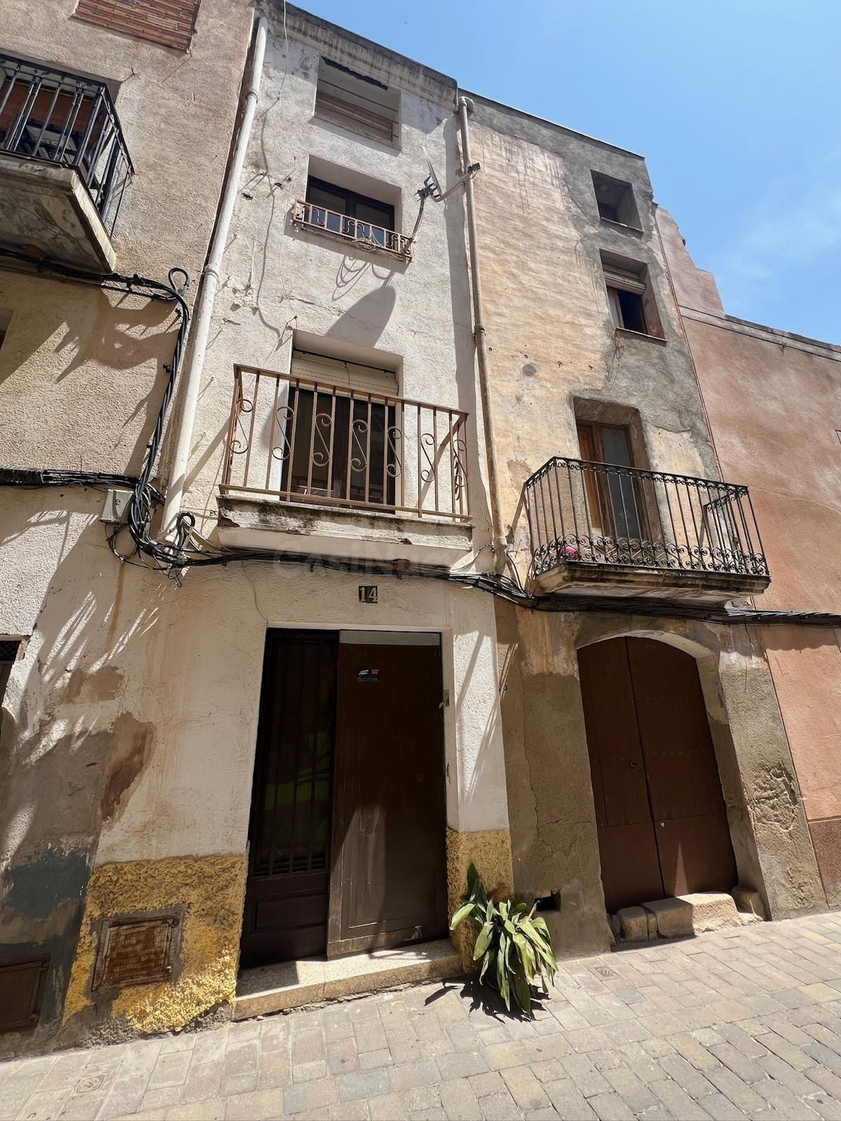 Casa adossada de 3 plantes per reformar a Mont-roig del Camp.