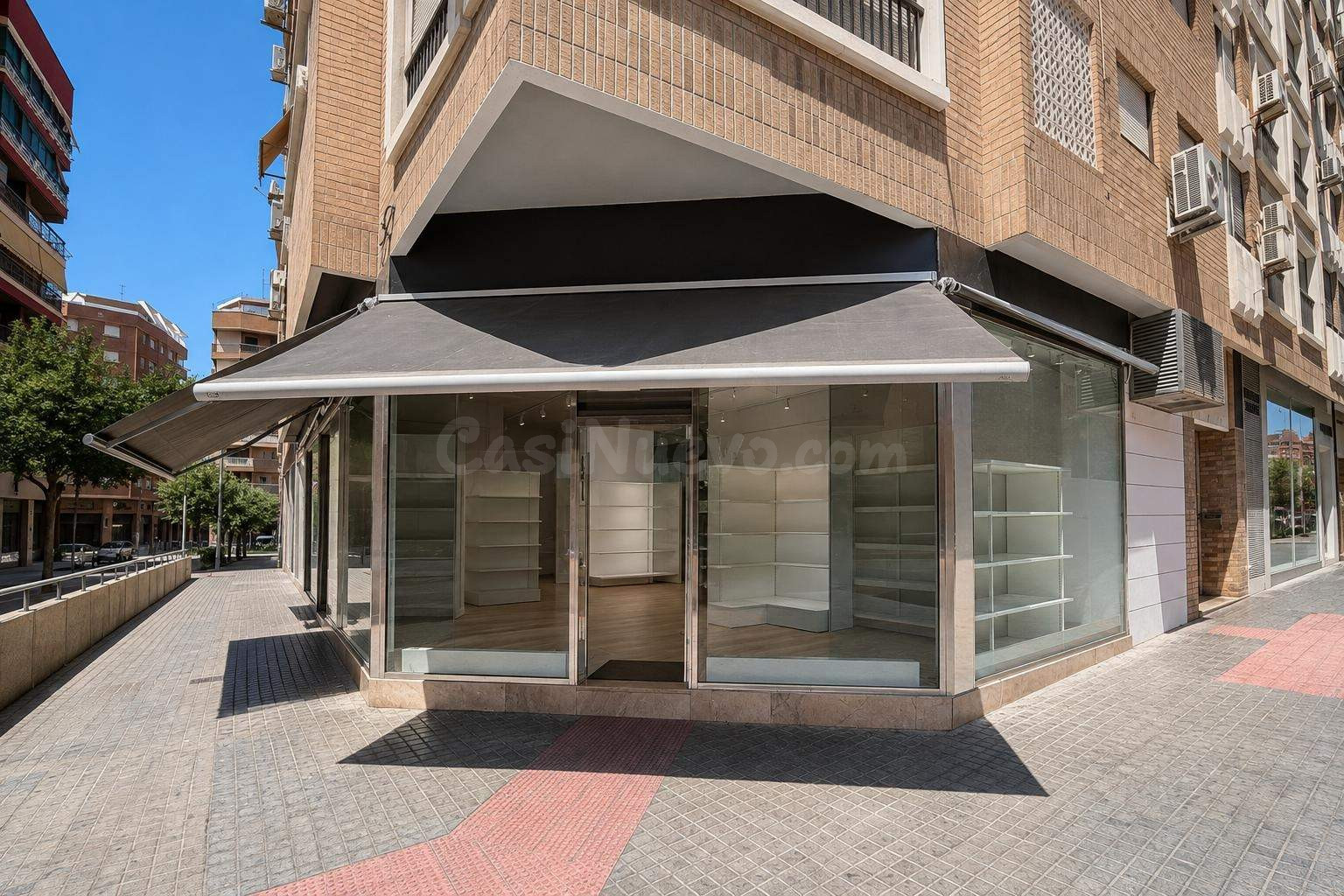 Local comercial en alquiler en pleno centro – Disponible des - foto 2