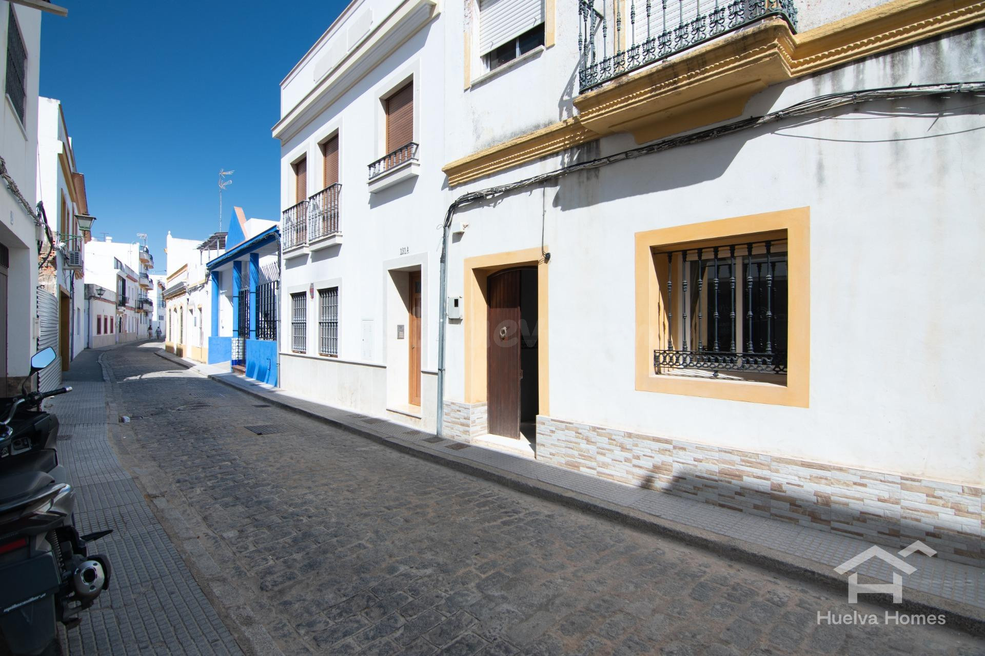 Casa tradicional con patio y acceso por dos calles en el centro de Ayamonte