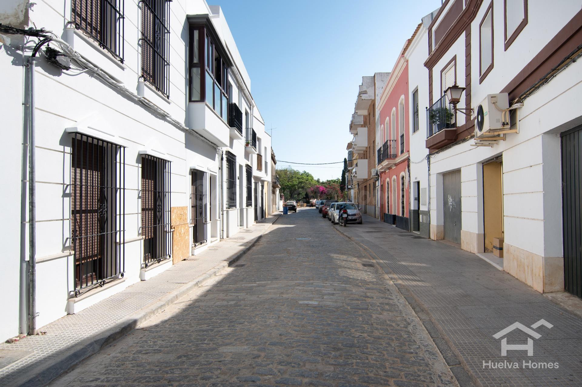 Casa tradicional con patio y acceso por dos calles en el cen - foto 2