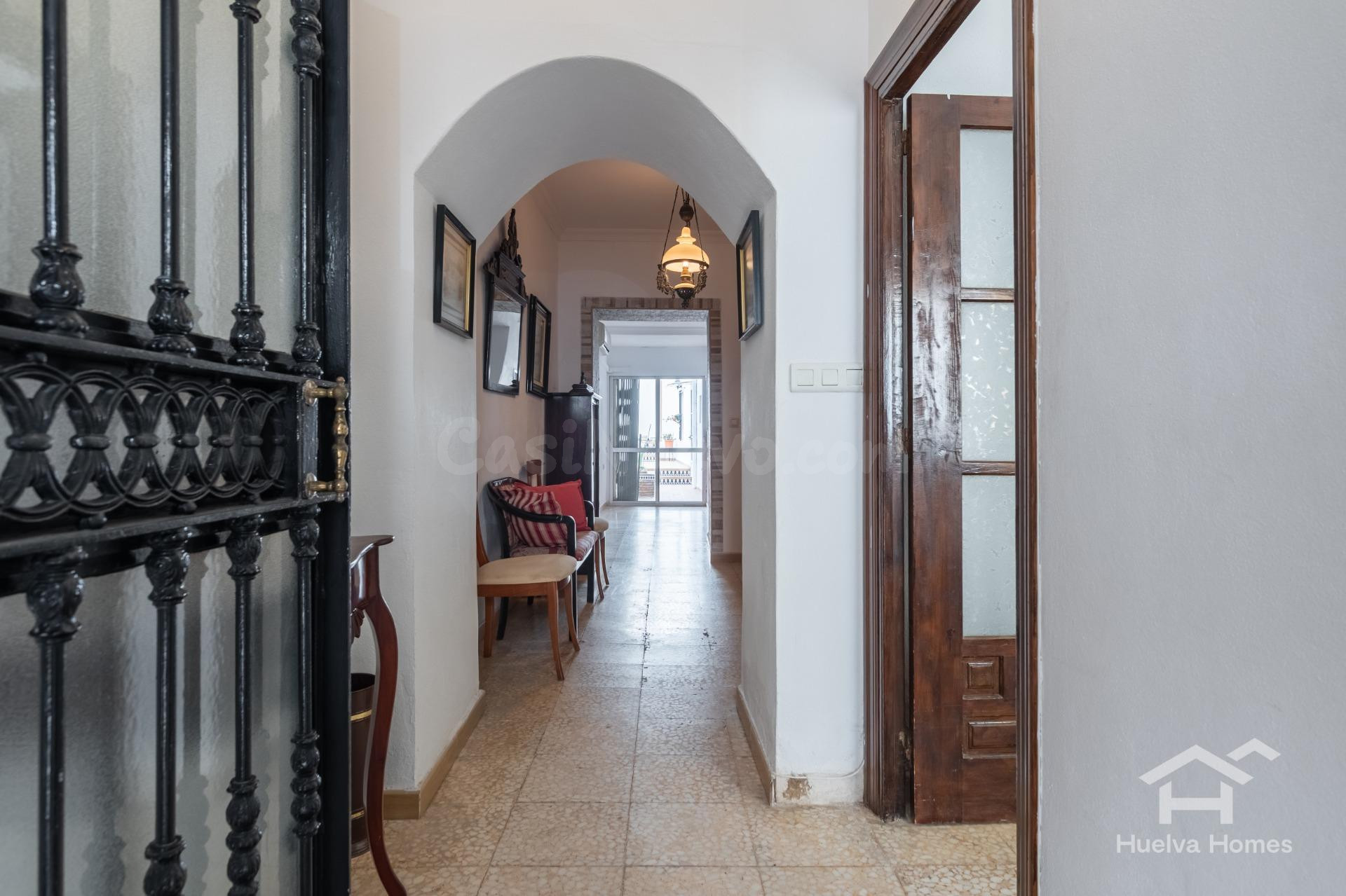 Casa tradicional con patio y acceso por dos calles en el cen - foto 3
