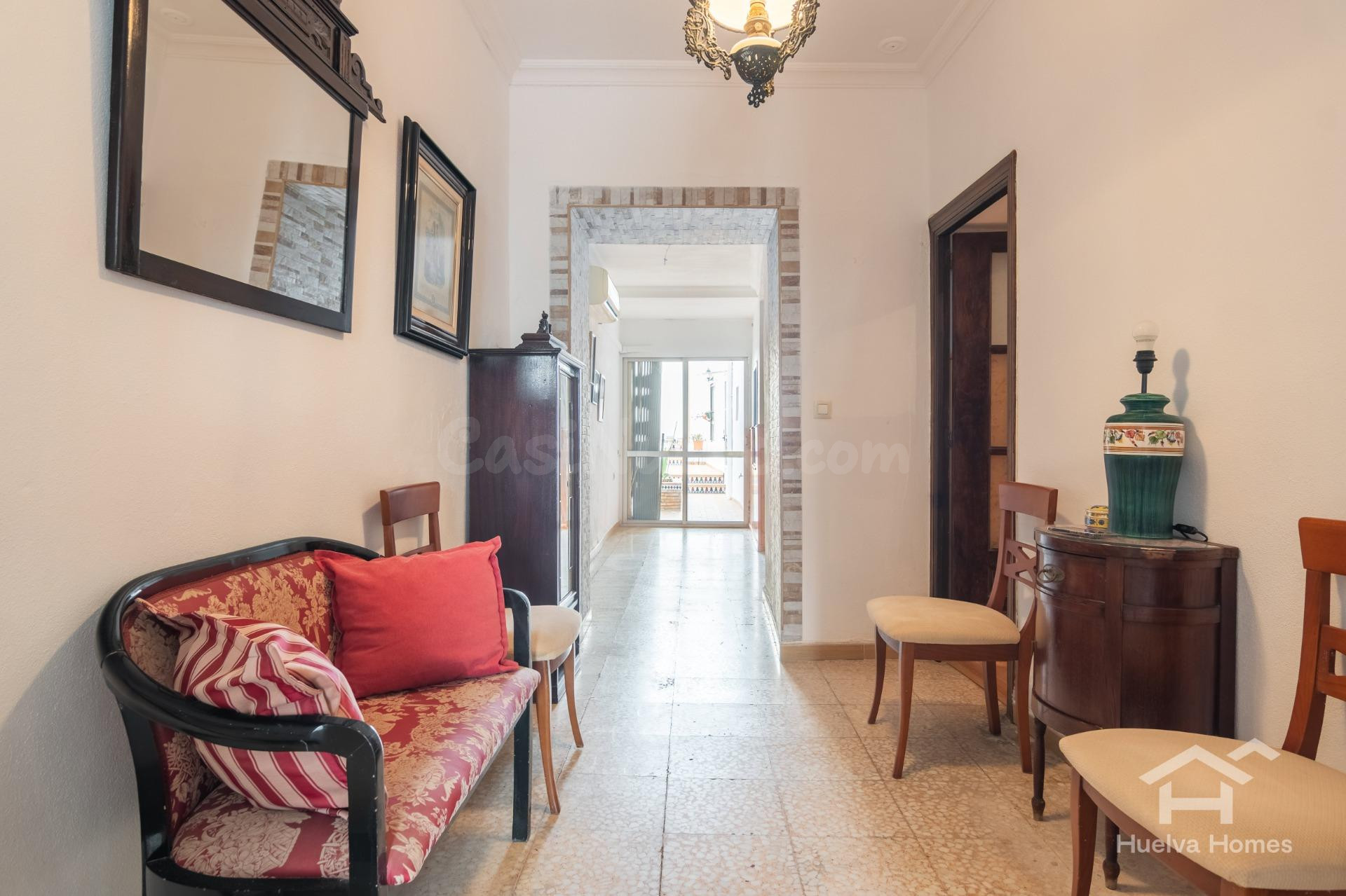 Casa tradicional con patio y acceso por dos calles en el cen - foto 4
