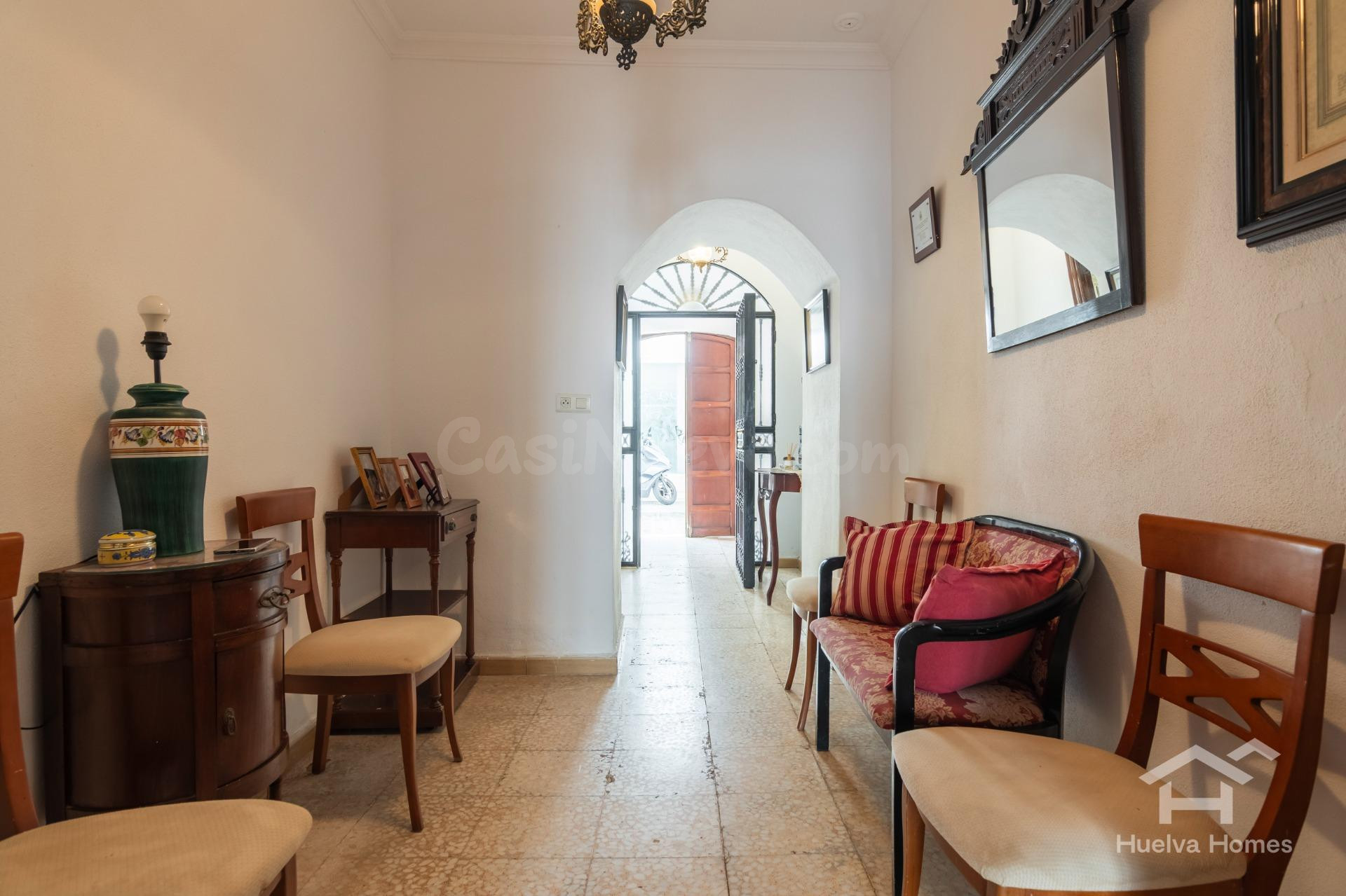 Casa tradicional con patio y acceso por dos calles en el cen - foto 5