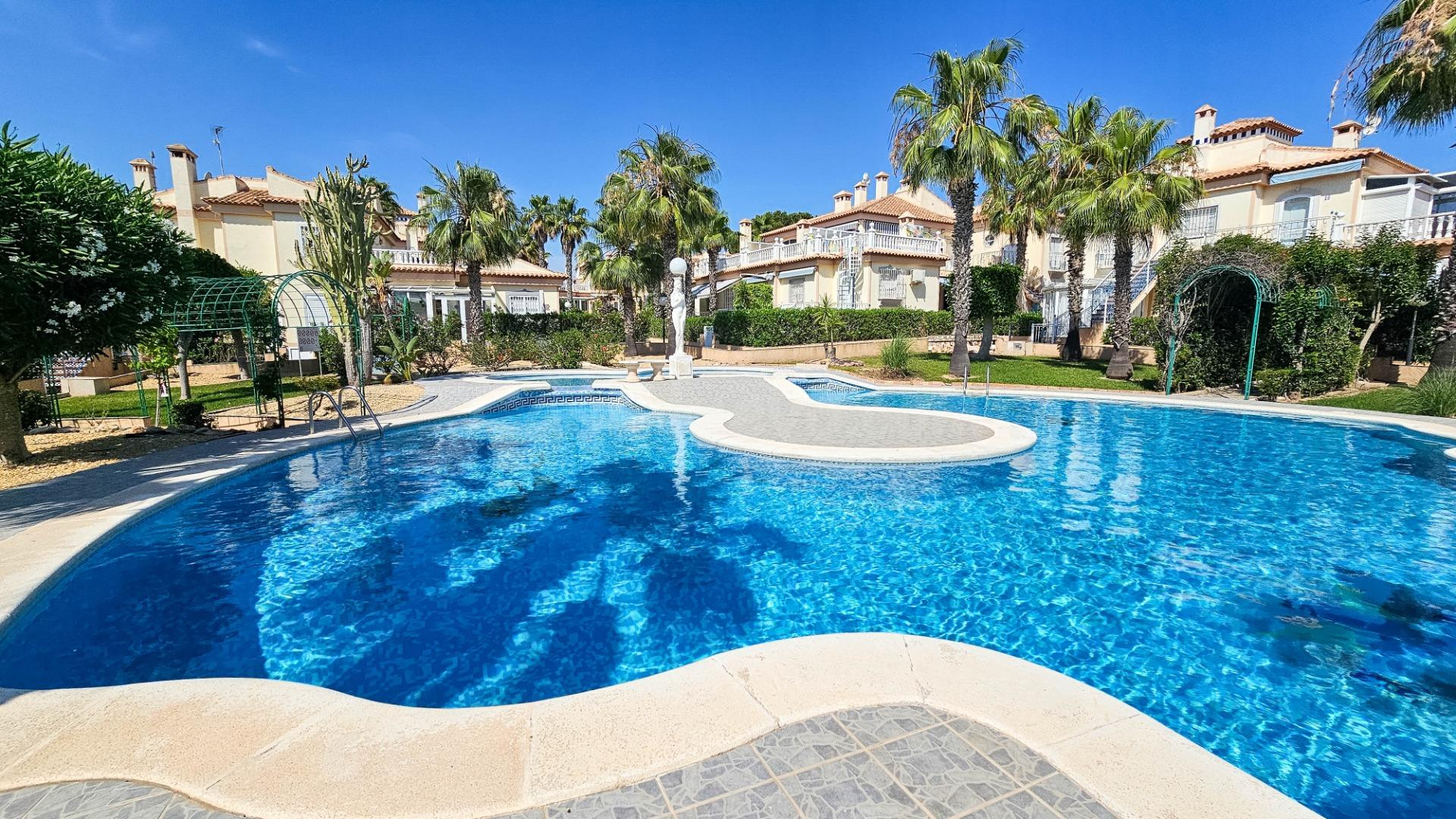 se vende un bungalo de 2 dormitorios en comunidad con piscin - foto 4
