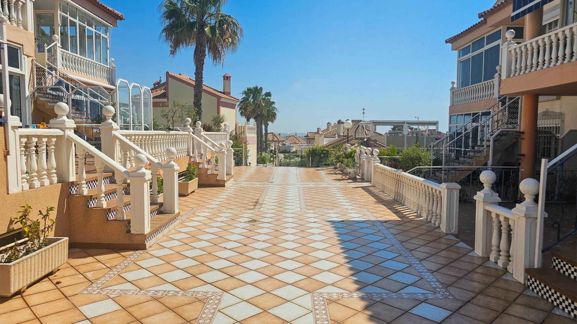 se vende un bungalo de 2 dormitorios en comunidad con piscin - foto 5