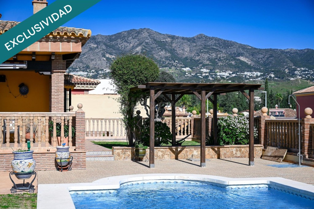 Villa en La Loma de Mijas : Elegancia y potencial único - foto 3