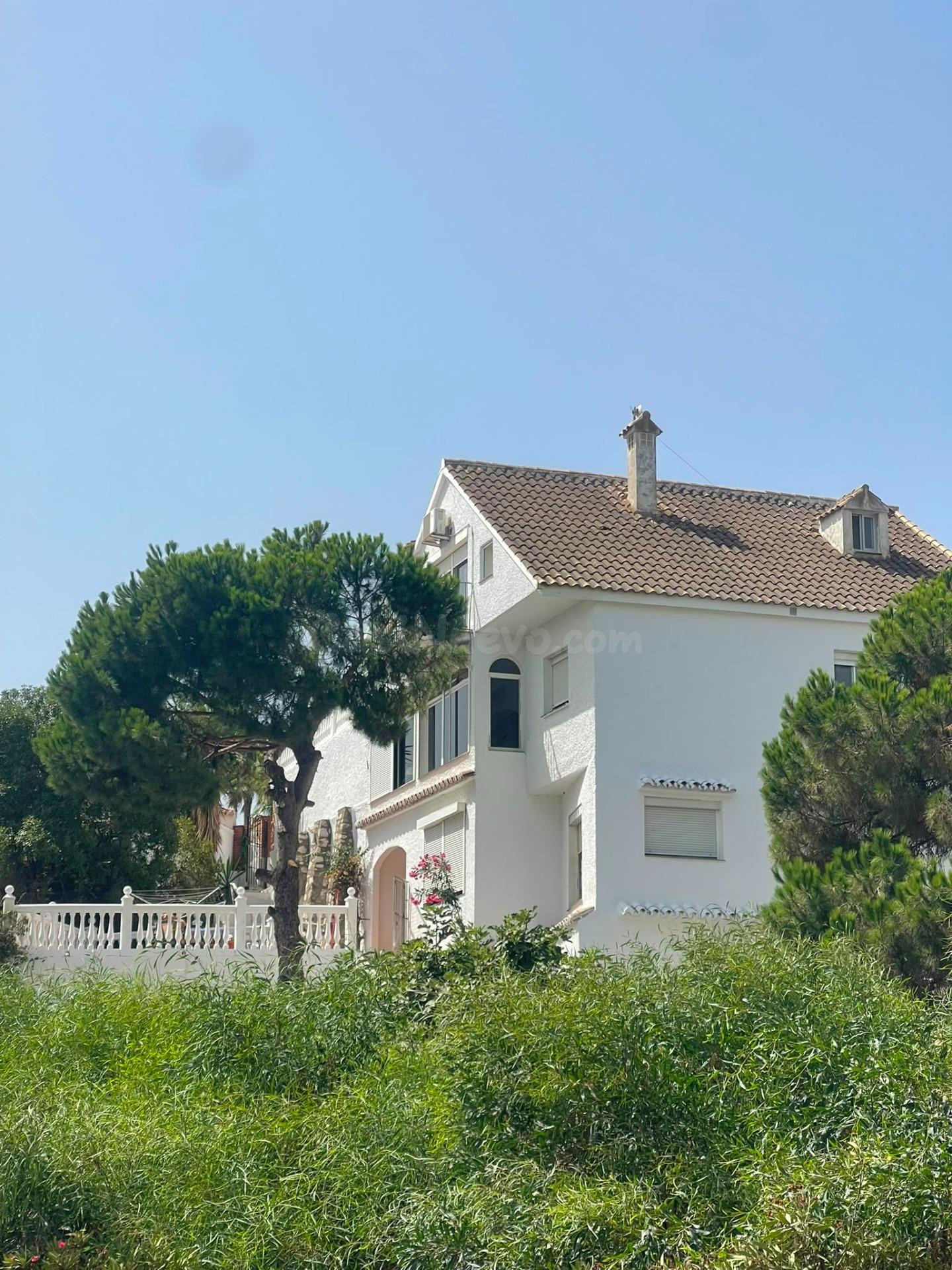 SE VENDE CASA INDEPENDIENTE EN EL FARO CON 3 APARTAMENTOS. IDEAL INVERSIÓN!!!