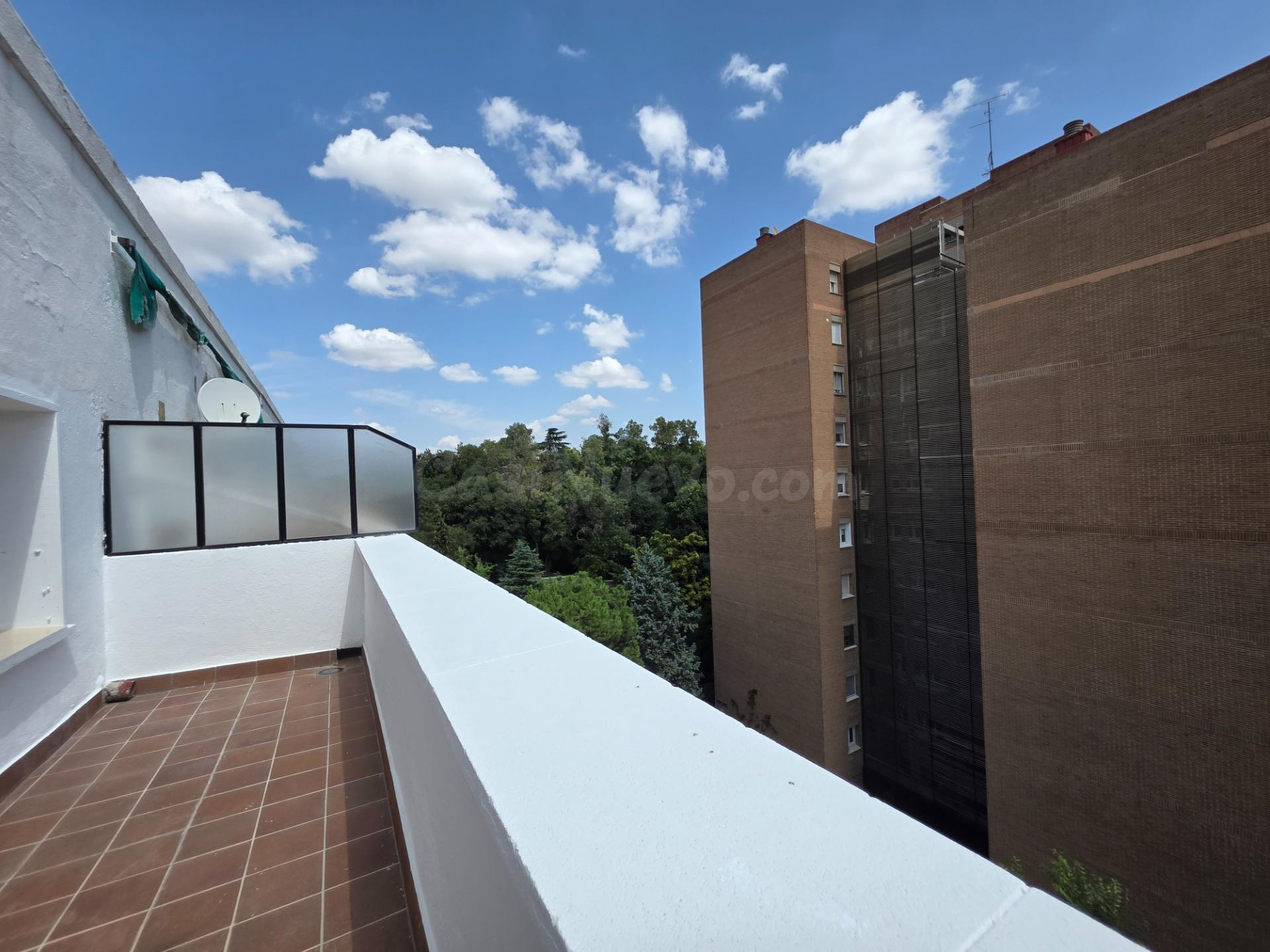 Amplio piso de 157 m2 con terraza, garaje y vistas al Retiro en Jerónimos