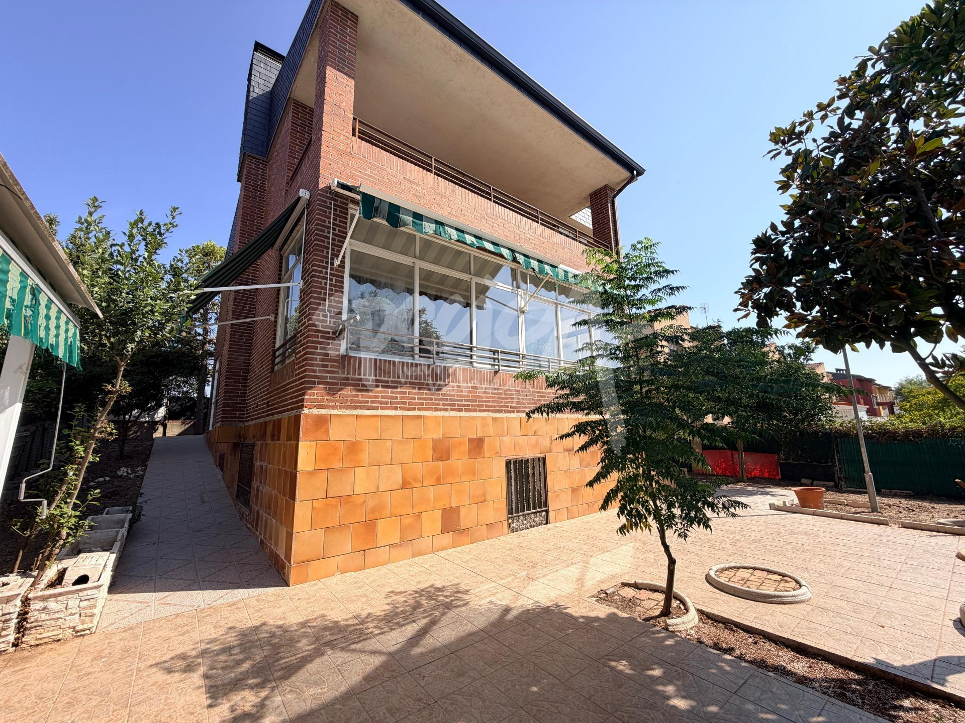 Chalet independiente en venta en Sevilla la Nueva con piscin - foto 3