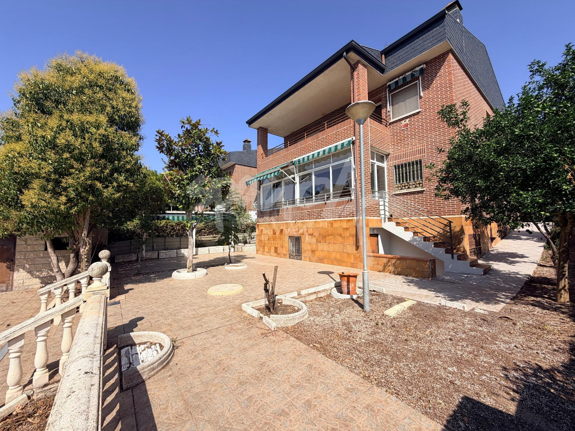 Chalet independiente en venta en Sevilla la Nueva con piscin - foto 4