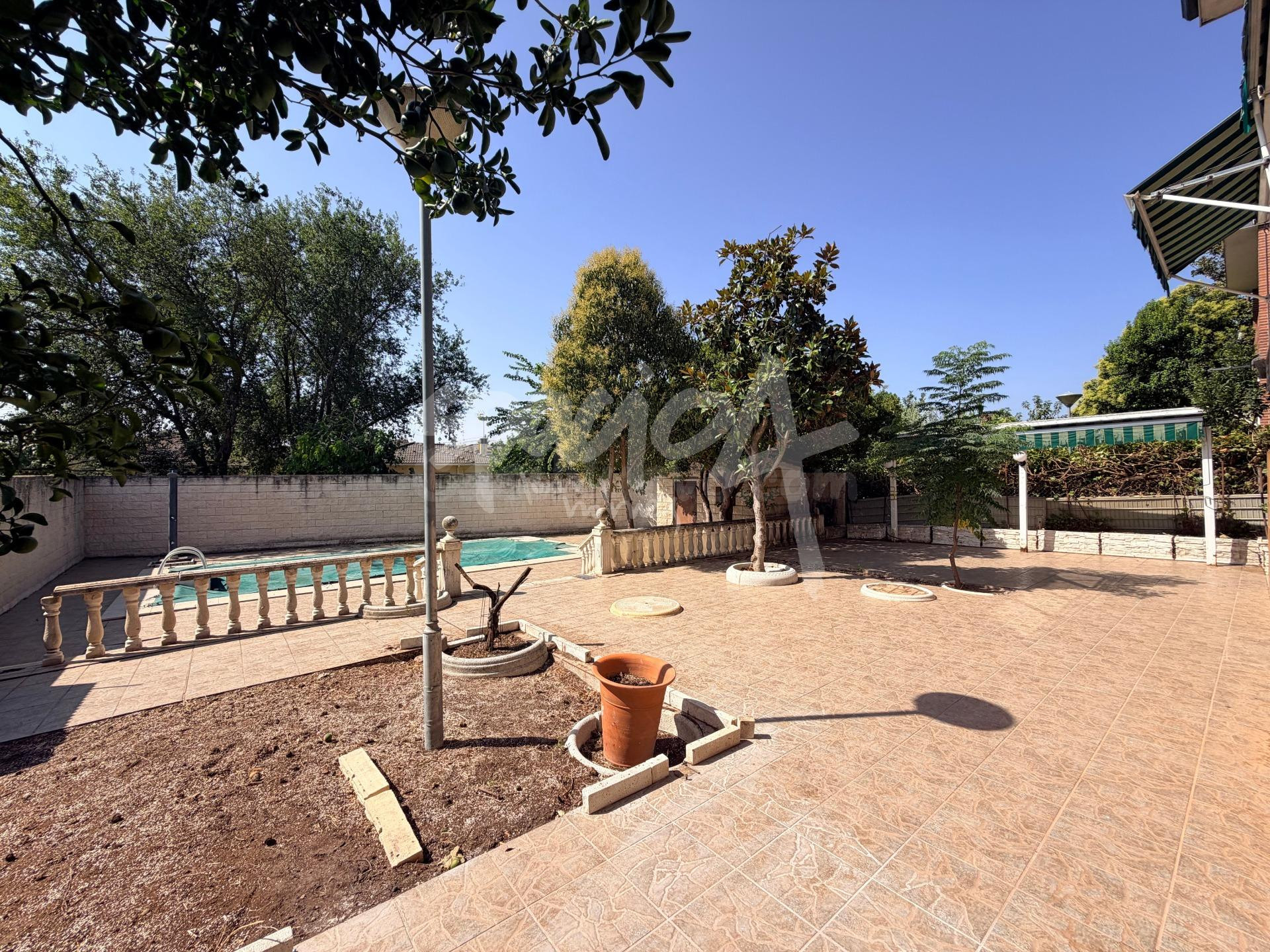 Chalet independiente en venta en Sevilla la Nueva con piscin - foto 5