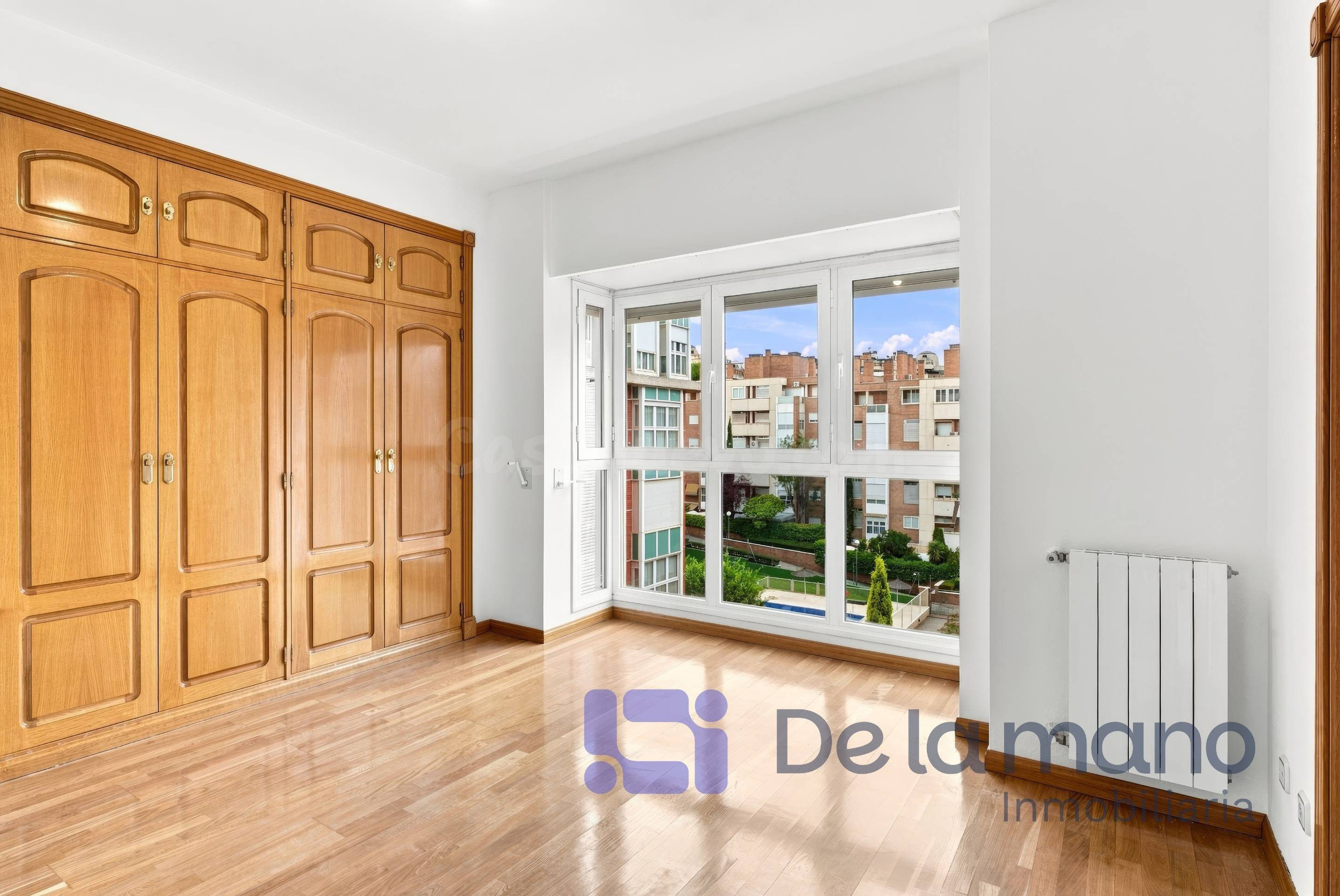 VIVIENDA FAMILIAR EN PERFECTO ESTADO CON 2 PLAZAS DE GARAJE, PISCINA Y PÁDEL