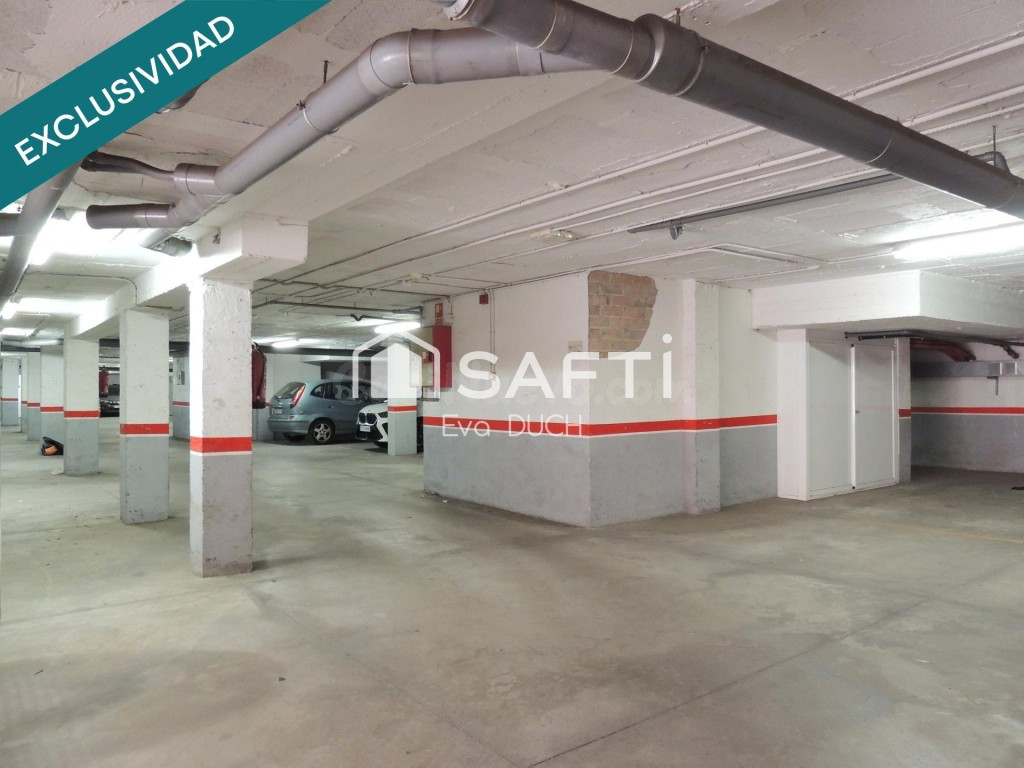 Venta de plaza amplia de parking en Avenida Costa Brava