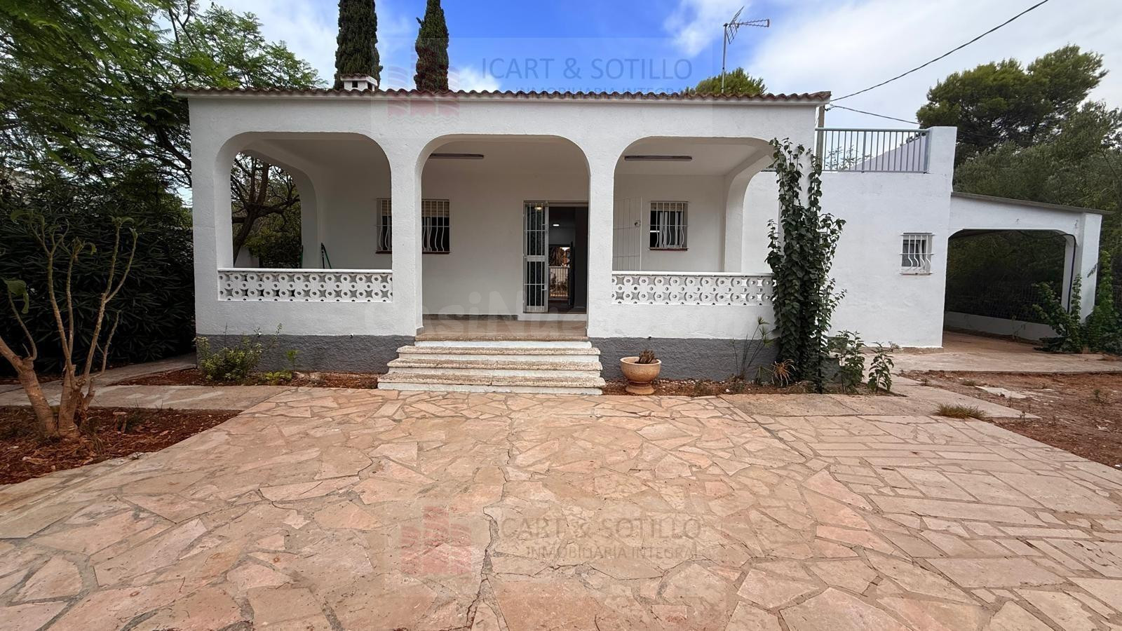 CHALET CON VISTAS AL MAR EN URBANIZACION MONTECARLO EN LES CASES D´ALCANAR