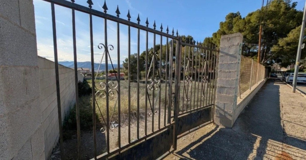 Parcela de 1600m² en Salinetas para chalet ideal - foto 2