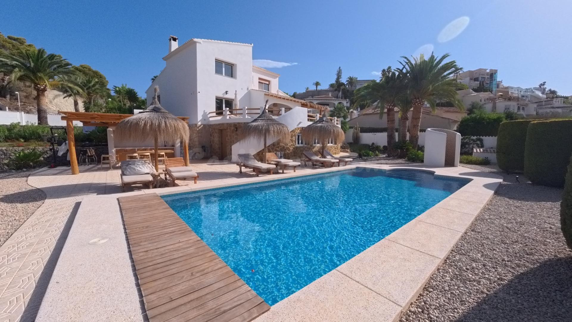Villa totalmente reformada con gran parcela, piscina y espectacular vista a la bahia de Altea