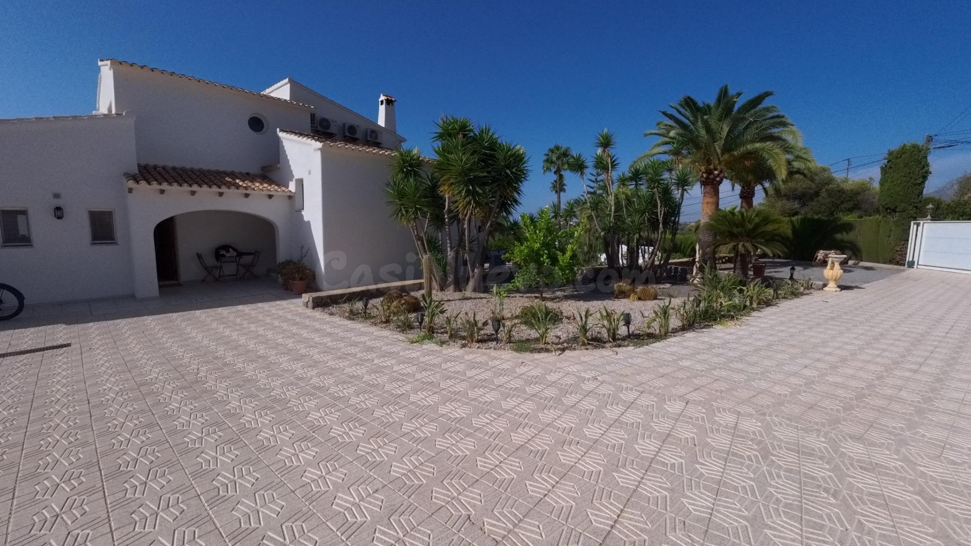Villa totalmente reformada con gran parcela, piscina y espec - foto 4