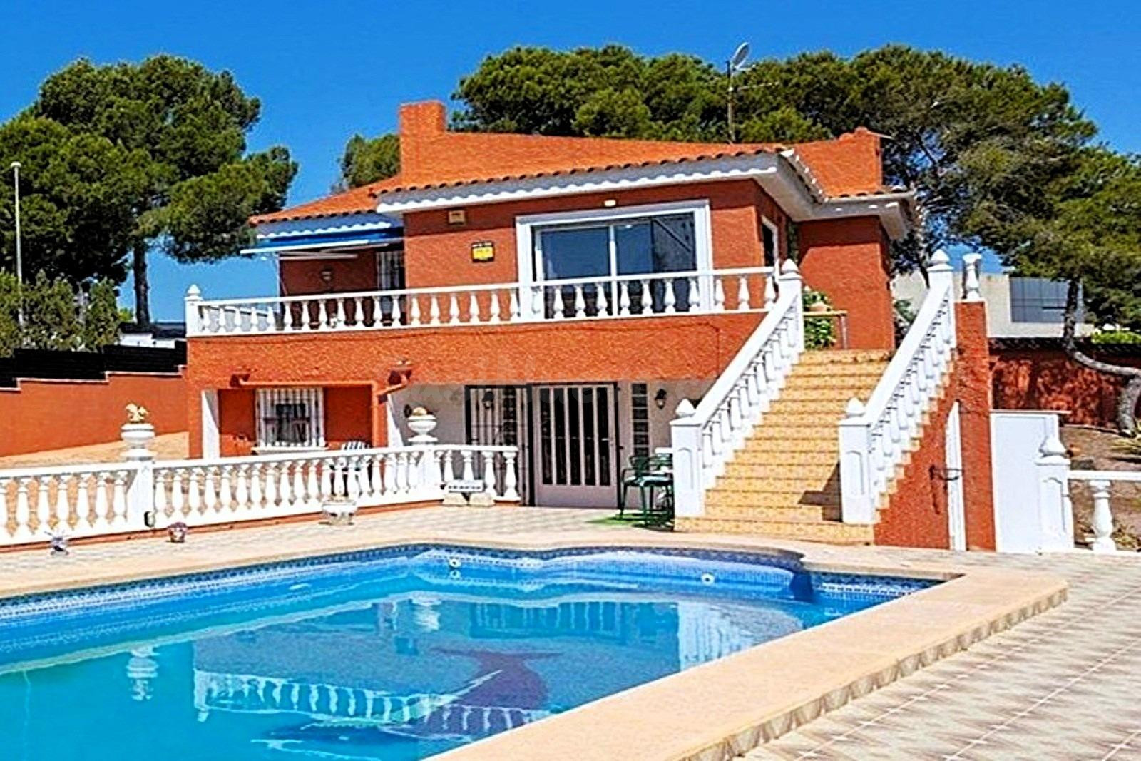 Villa espaciosa y muy bien conservada (aprox. 150 m2 - parcela de 695 m2) con 4 dormitorios, 3 baños, 2 salones, jardín y gran piscina.
