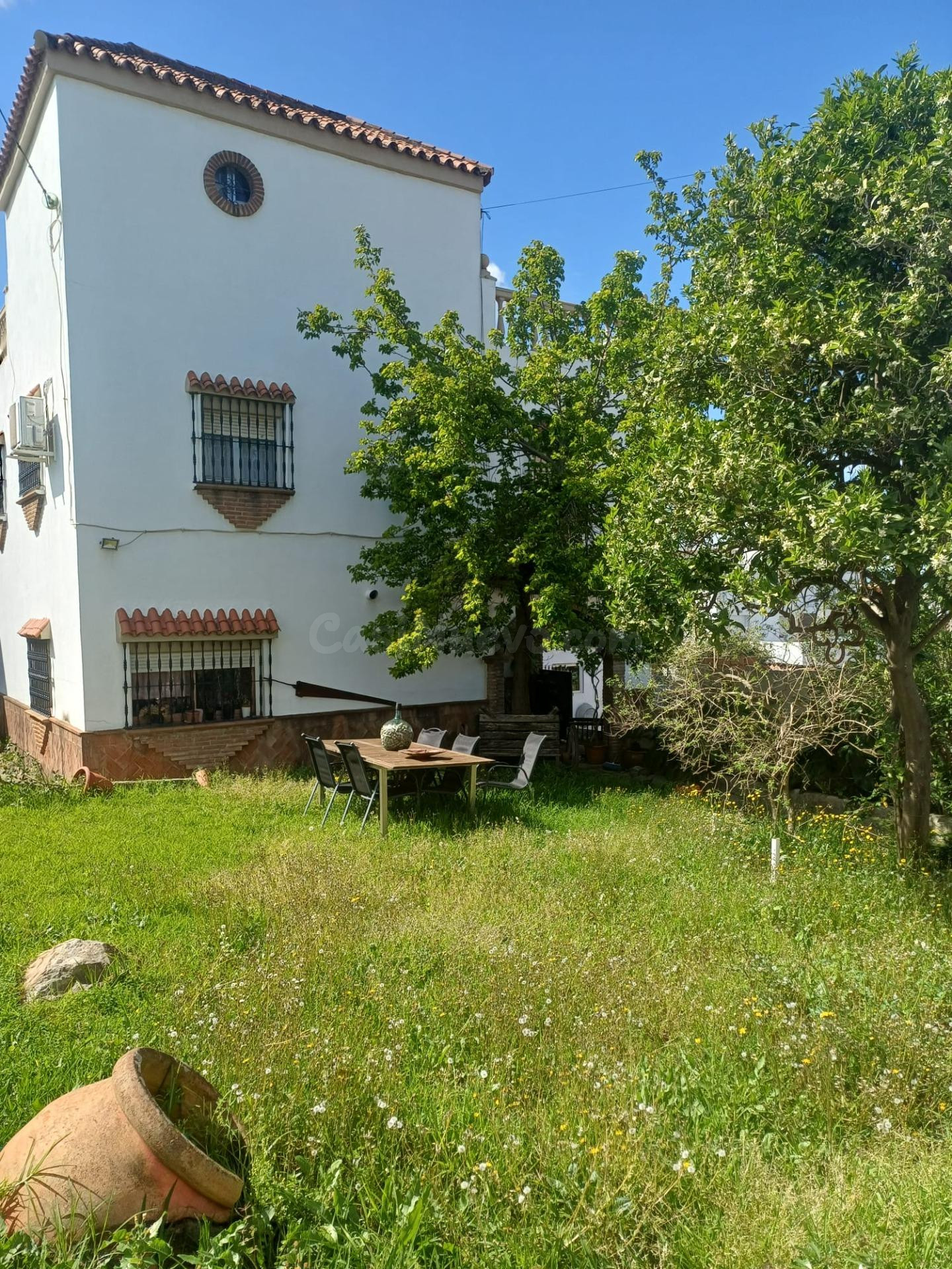 Acogedor Chalet en Algeciras con Piscina y Amplio Jardín