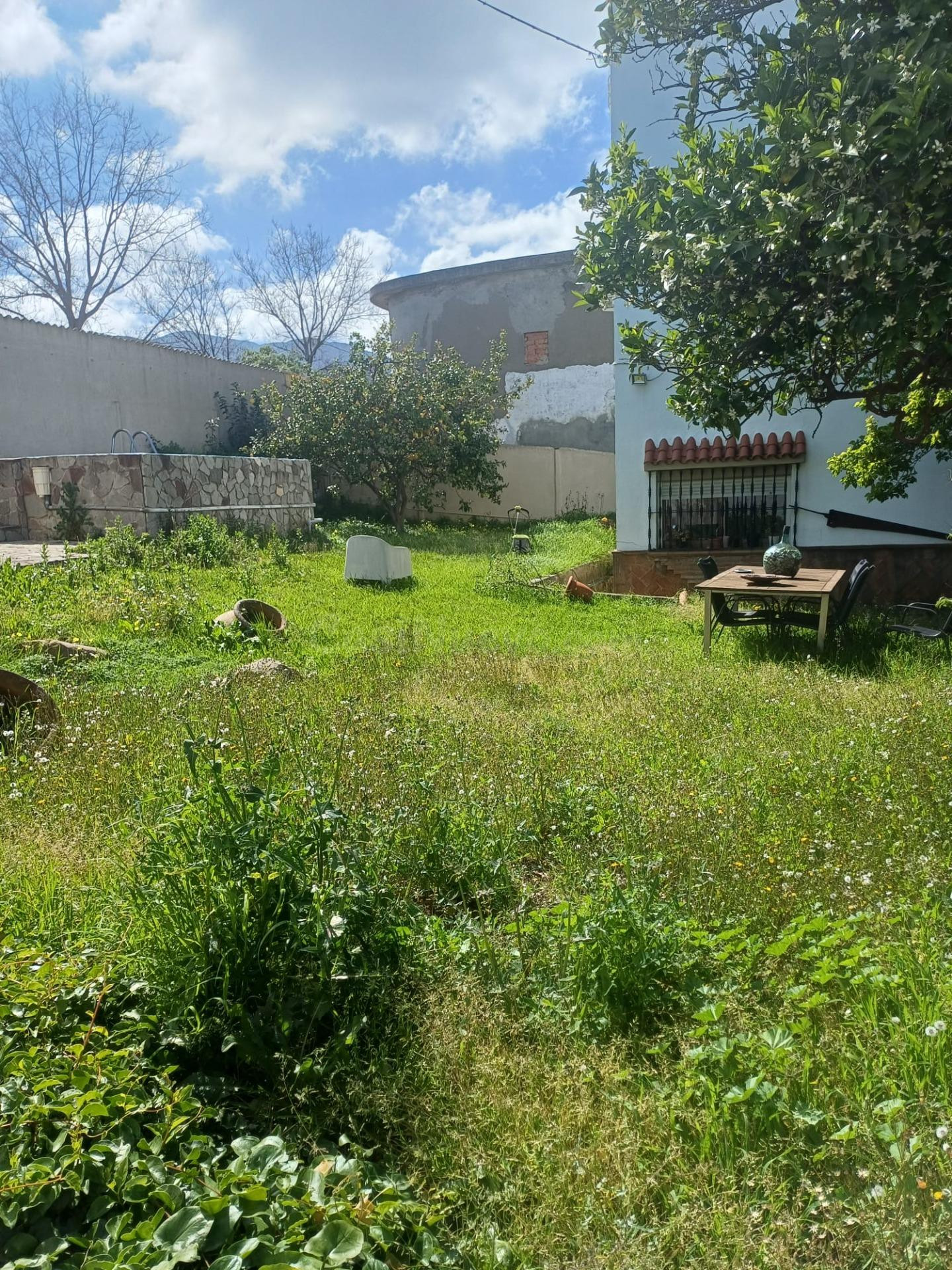 Acogedor Chalet en Algeciras con Piscina y Amplio Jardín - foto 2
